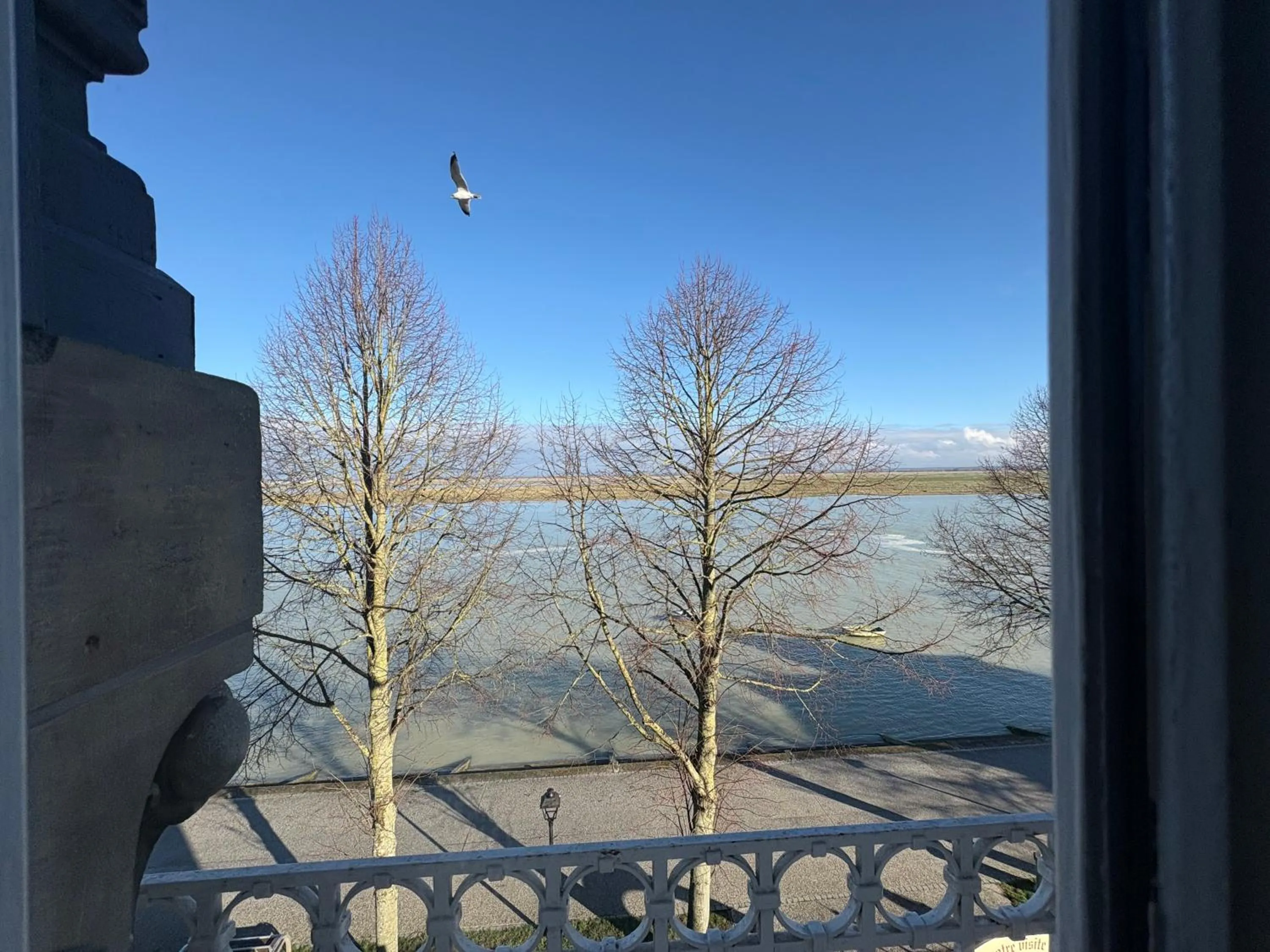 Logis Hôtel- Restaurant Le Relais Guillaume de Normandy-PARKING GRATUIT-Bornes électriques-VUE BAIE TERRASSE-Calme