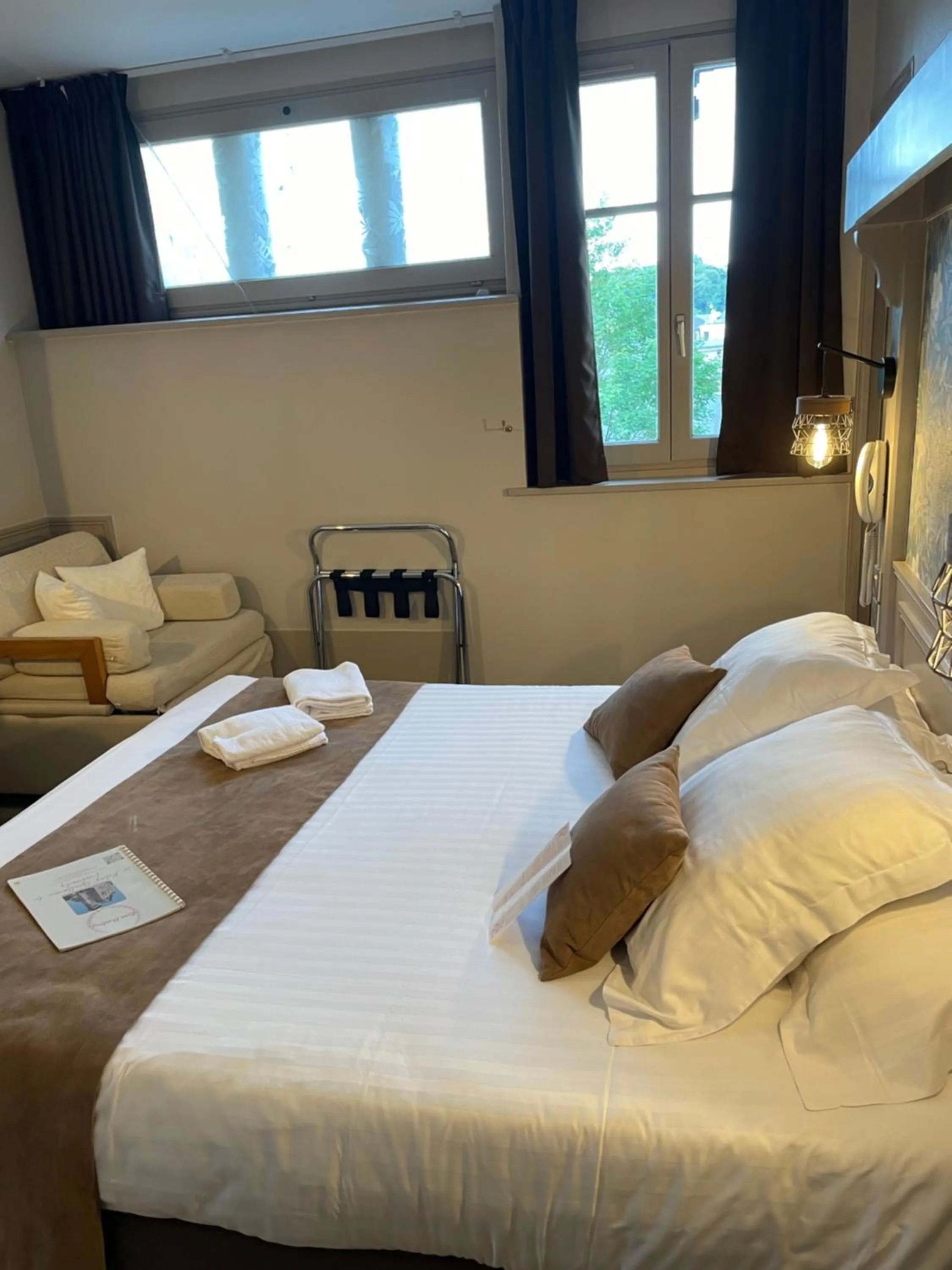 Bed in Logis Hôtel- Restaurant Le Relais Guillaume de Normandy