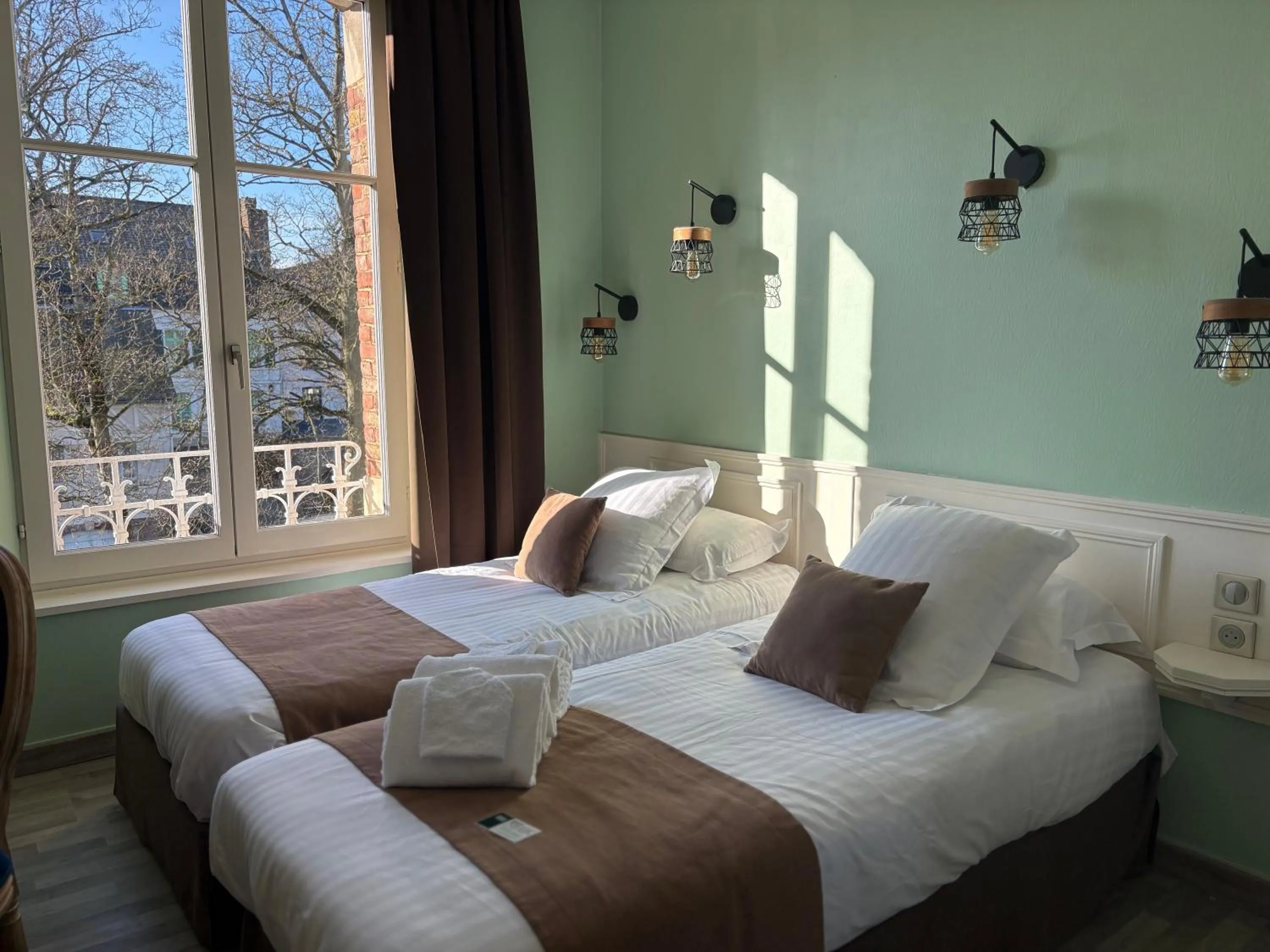 Bed in Logis Hôtel- Restaurant Le Relais Guillaume de Normandy-PARKING GRATUIT-Bornes électriques-VUE BAIE TERRASSE-Calme