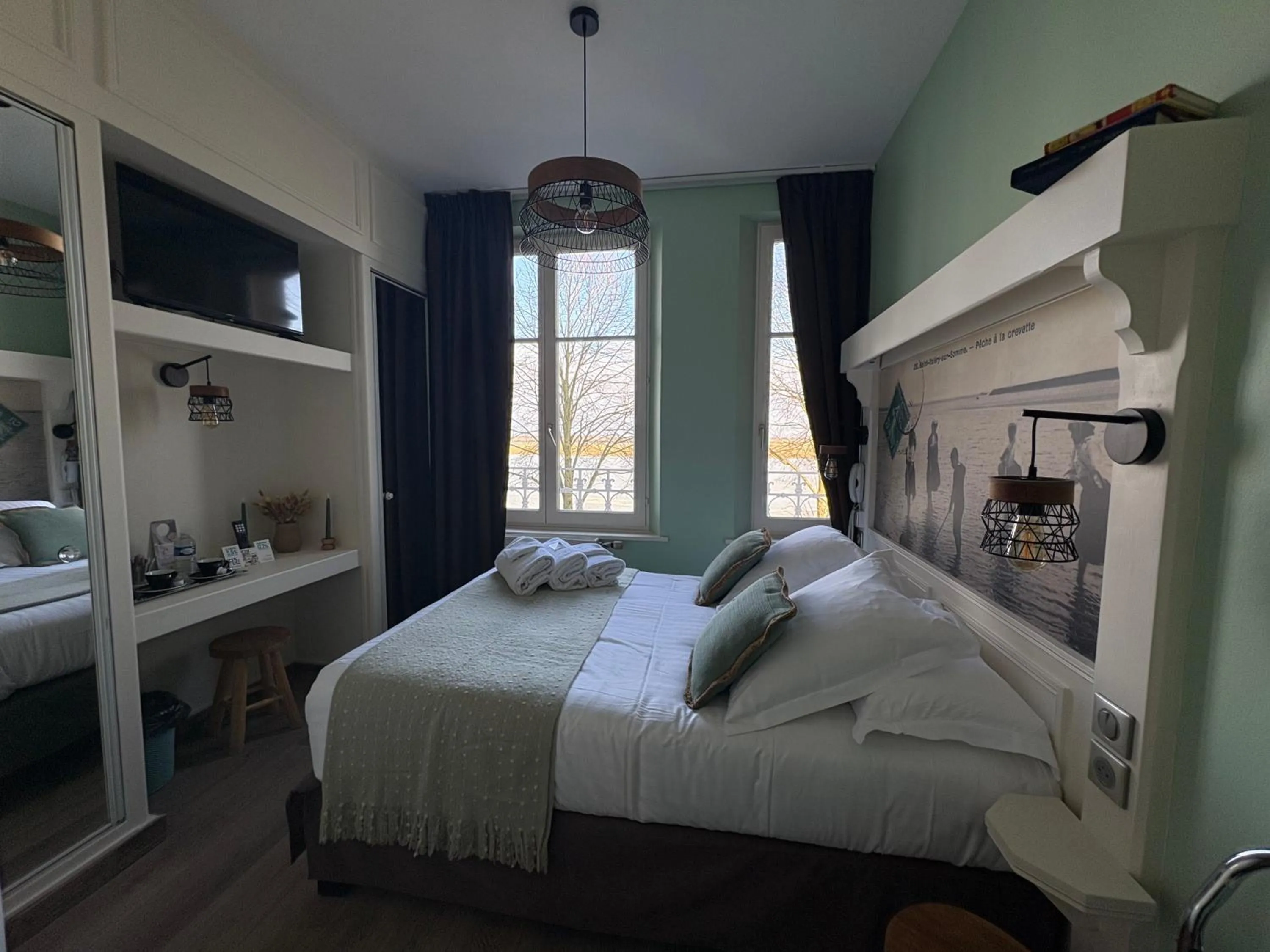 Bed in Logis Hôtel- Restaurant Le Relais Guillaume de Normandy-PARKING GRATUIT-Bornes électriques-VUE BAIE TERRASSE-Calme