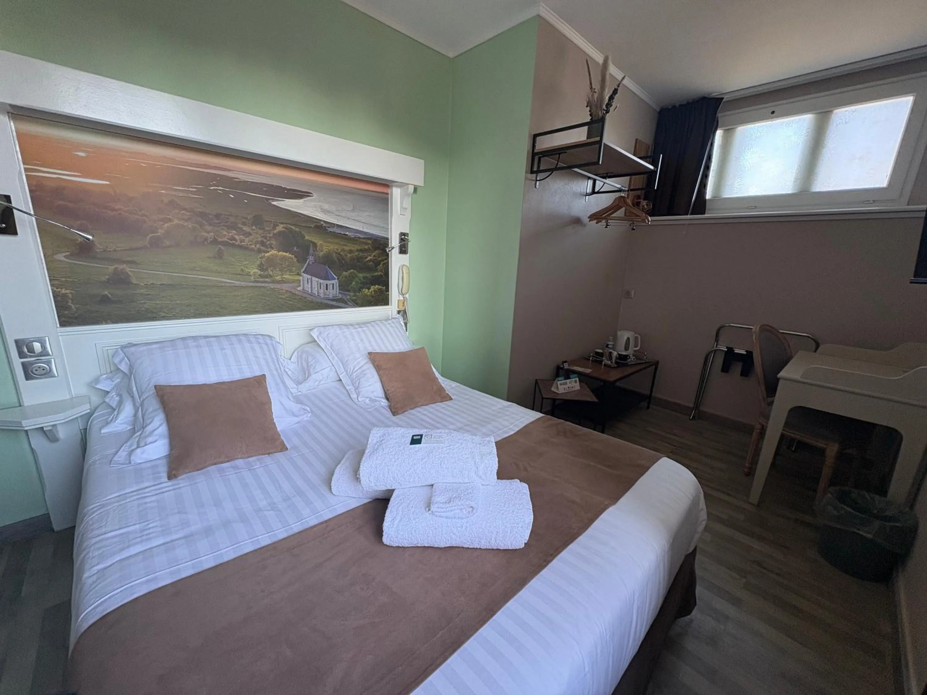 Bed in Logis Hôtel- Restaurant Le Relais Guillaume de Normandy-PARKING GRATUIT-Bornes électriques-VUE BAIE TERRASSE-Calme