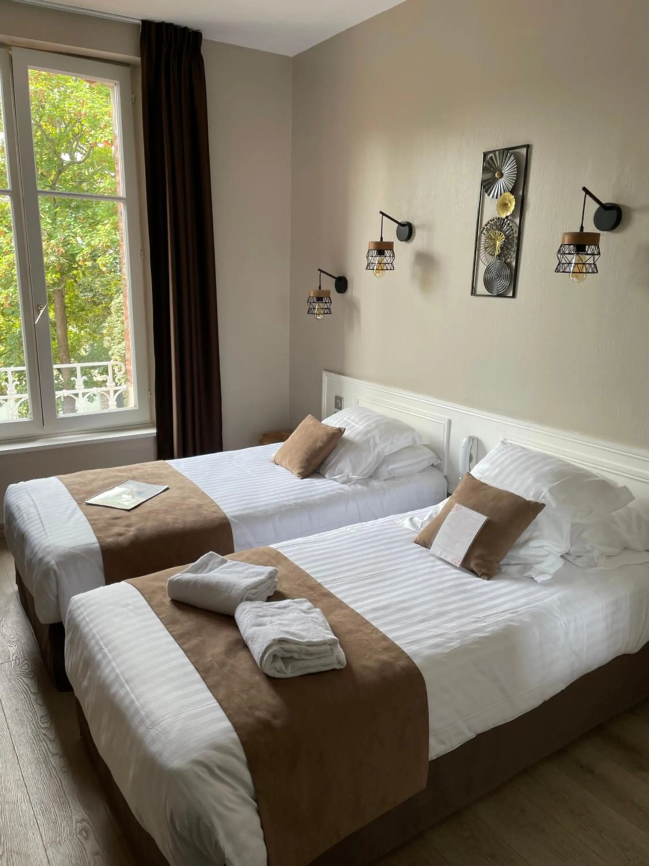 Bed in Logis Hôtel- Restaurant Le Relais Guillaume de Normandy