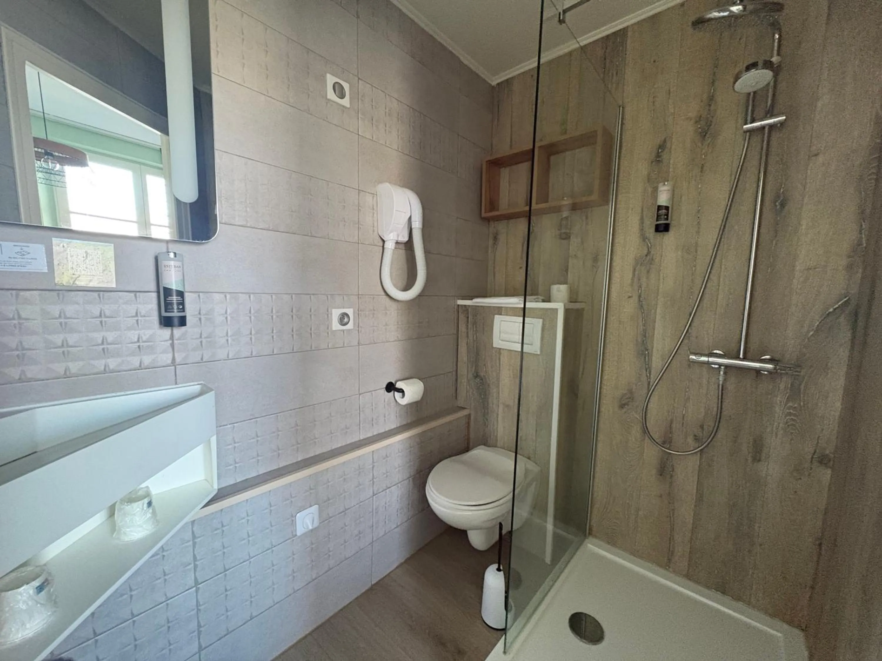 Logis Hôtel- Restaurant Le Relais Guillaume de Normandy-PARKING GRATUIT-Bornes électriques-VUE BAIE TERRASSE-Calme