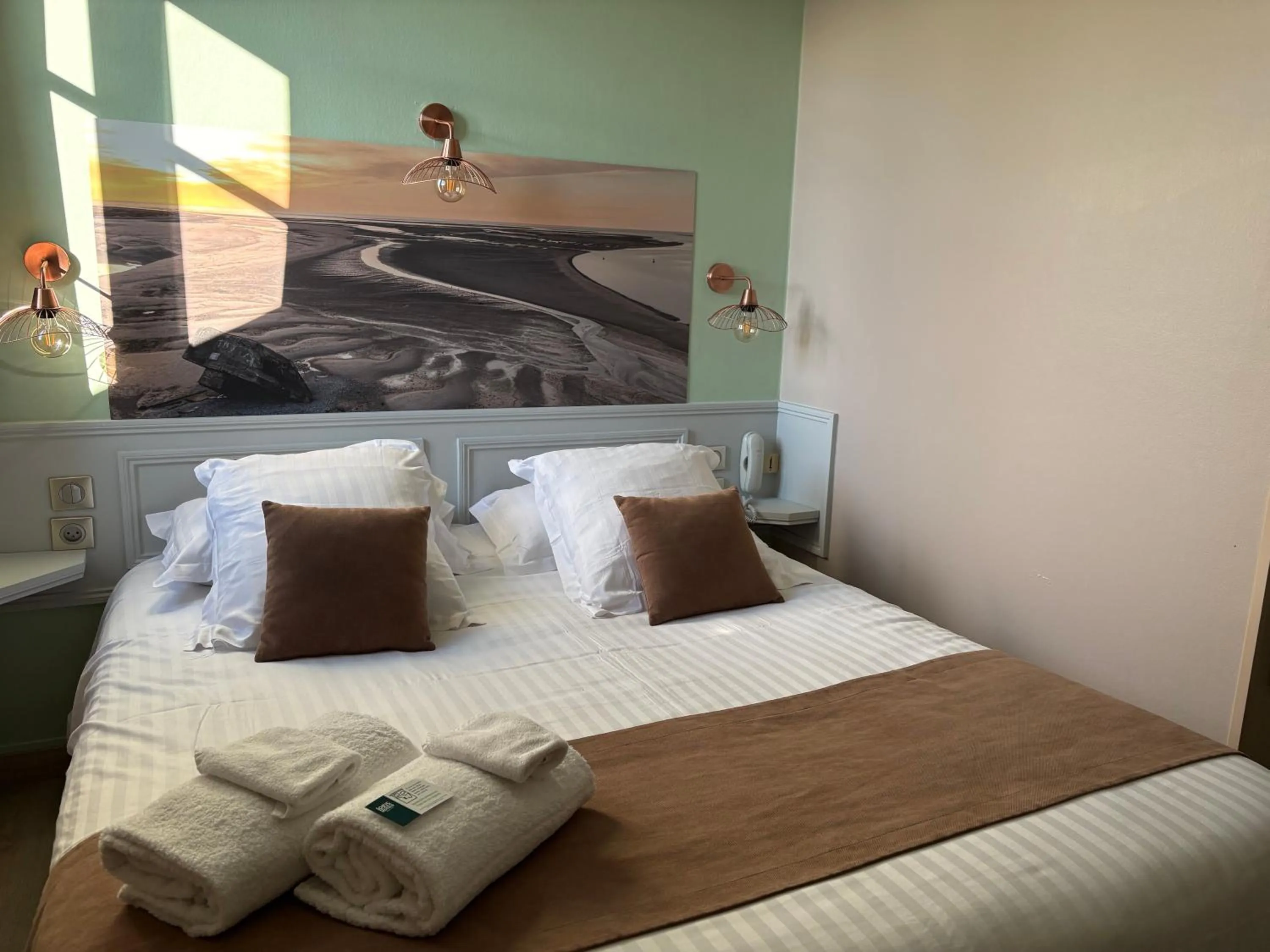 Bed in Logis Hôtel- Restaurant Le Relais Guillaume de Normandy-PARKING GRATUIT-Bornes électriques-VUE BAIE TERRASSE-Calme