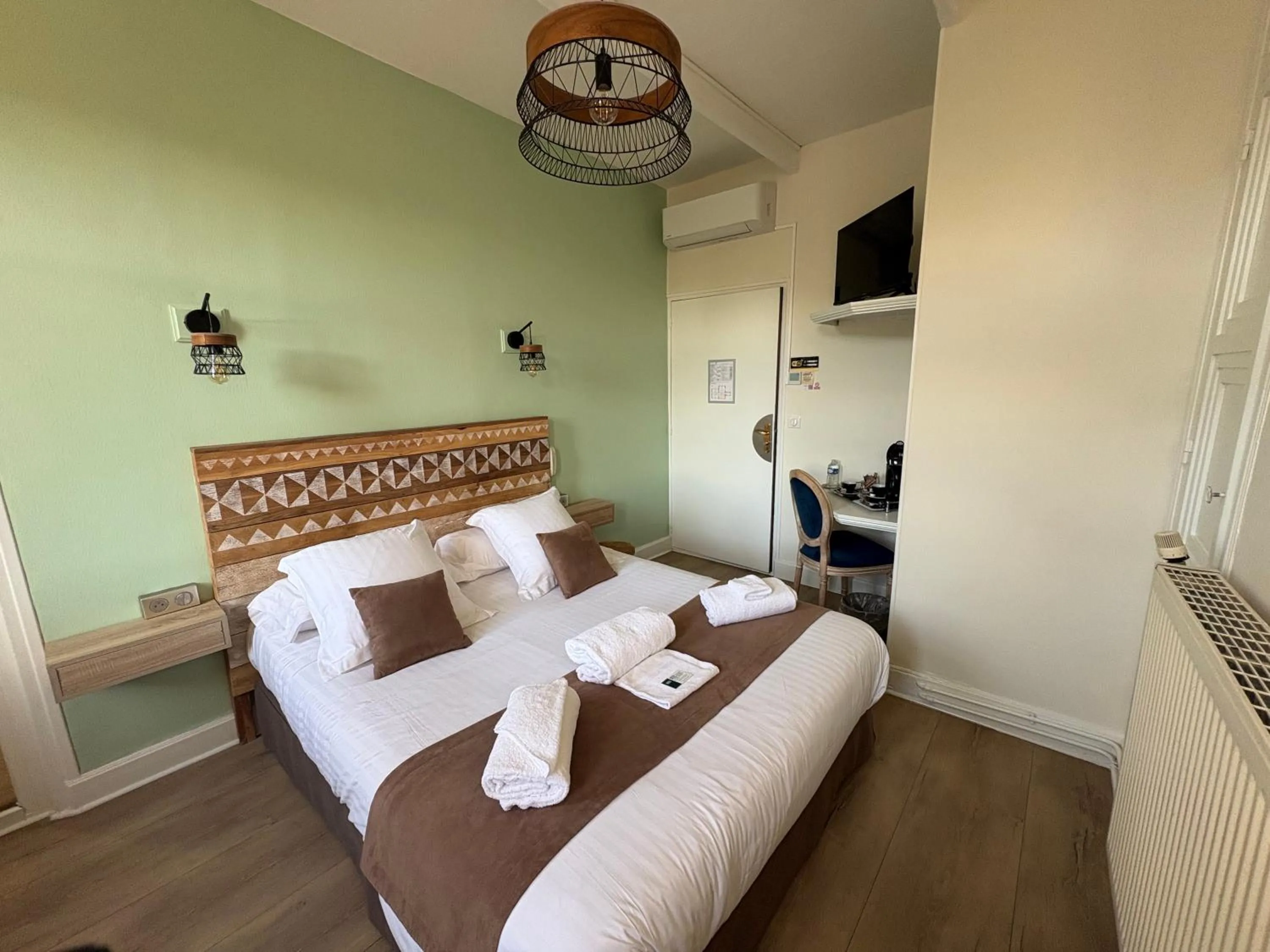 Bed in Logis Hôtel- Restaurant Le Relais Guillaume de Normandy-PARKING GRATUIT-Bornes électriques-VUE BAIE TERRASSE-Calme