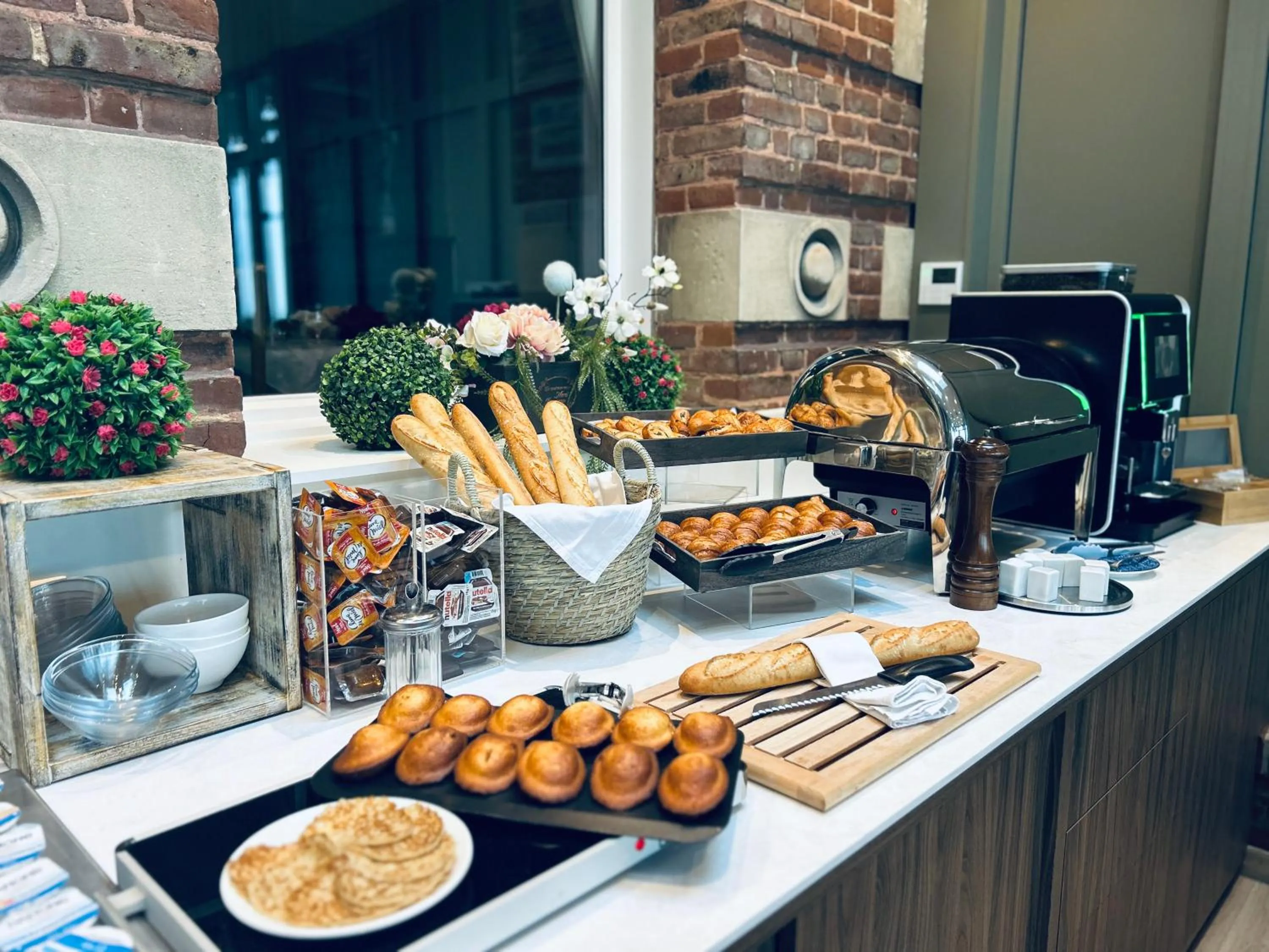 Breakfast in Logis Hôtel- Restaurant Le Relais Guillaume de Normandy