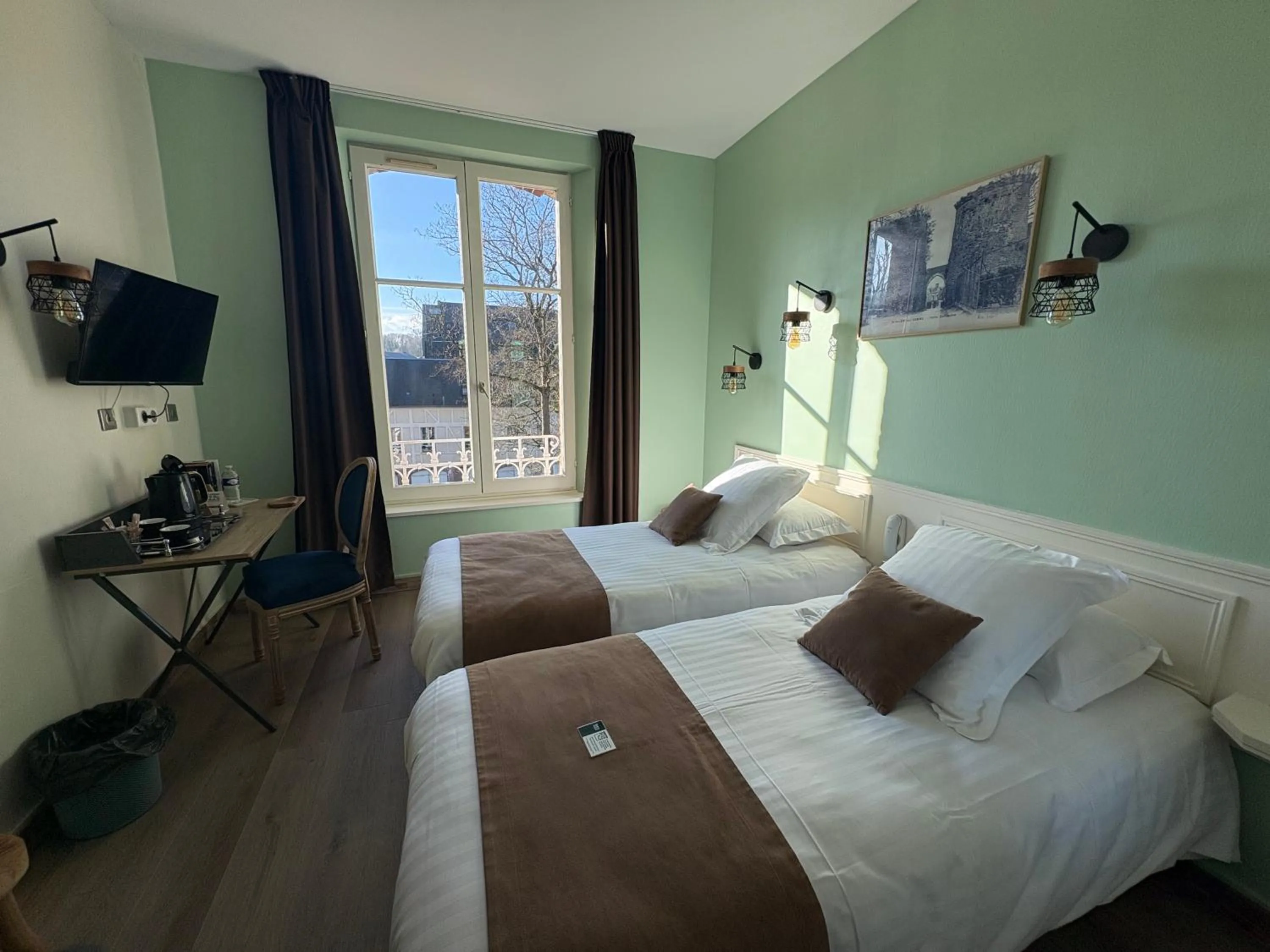 Bed in Logis Hôtel- Restaurant Le Relais Guillaume de Normandy-PARKING GRATUIT-Bornes électriques-VUE BAIE TERRASSE-Calme