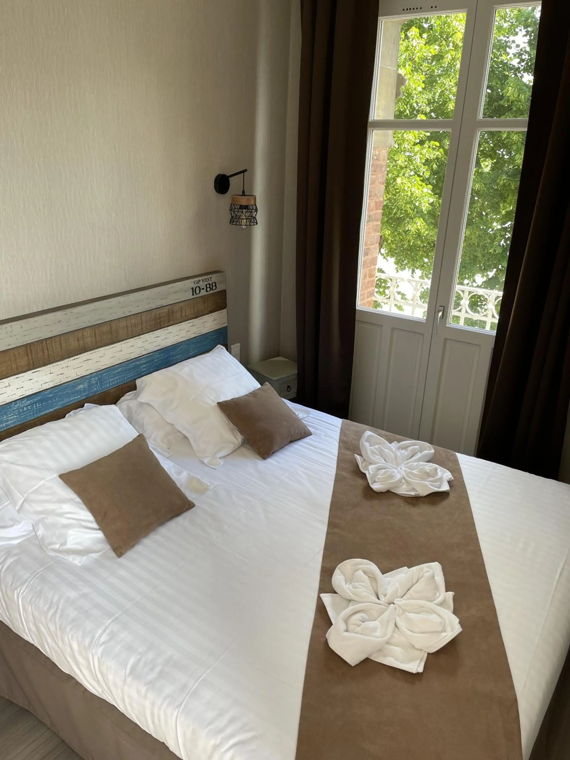 Bed in Logis Hôtel- Restaurant Le Relais Guillaume de Normandy