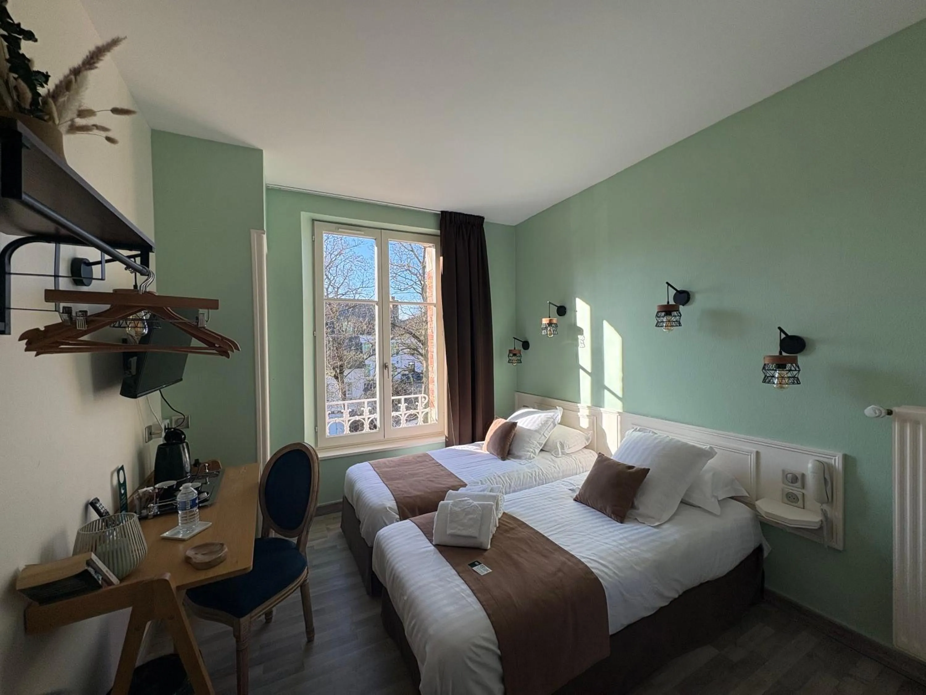 Bed in Logis Hôtel- Restaurant Le Relais Guillaume de Normandy-PARKING GRATUIT-Bornes électriques-VUE BAIE TERRASSE-Calme