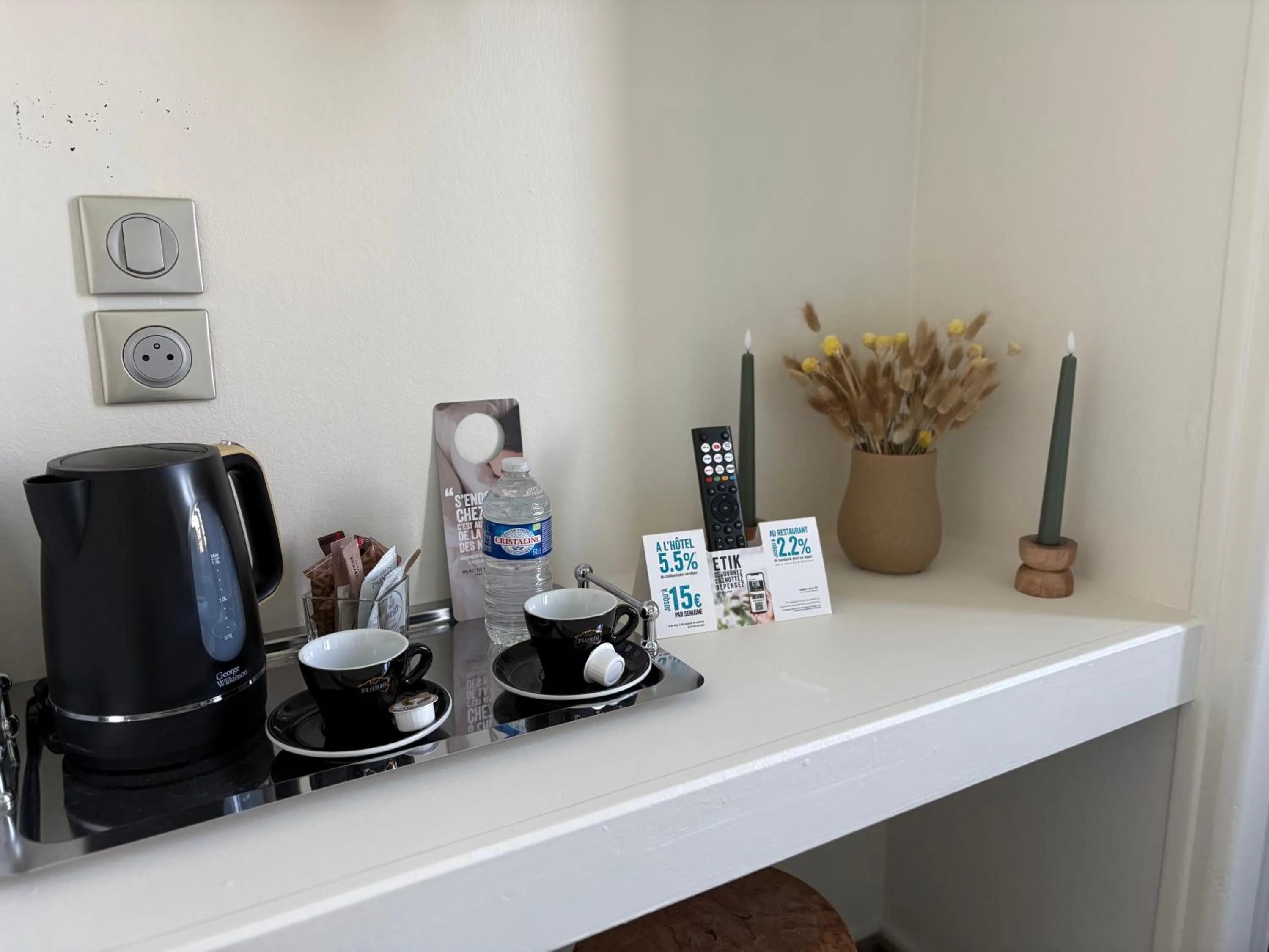 Logis Hôtel- Restaurant Le Relais Guillaume de Normandy-PARKING GRATUIT-Bornes électriques-VUE BAIE TERRASSE-Calme