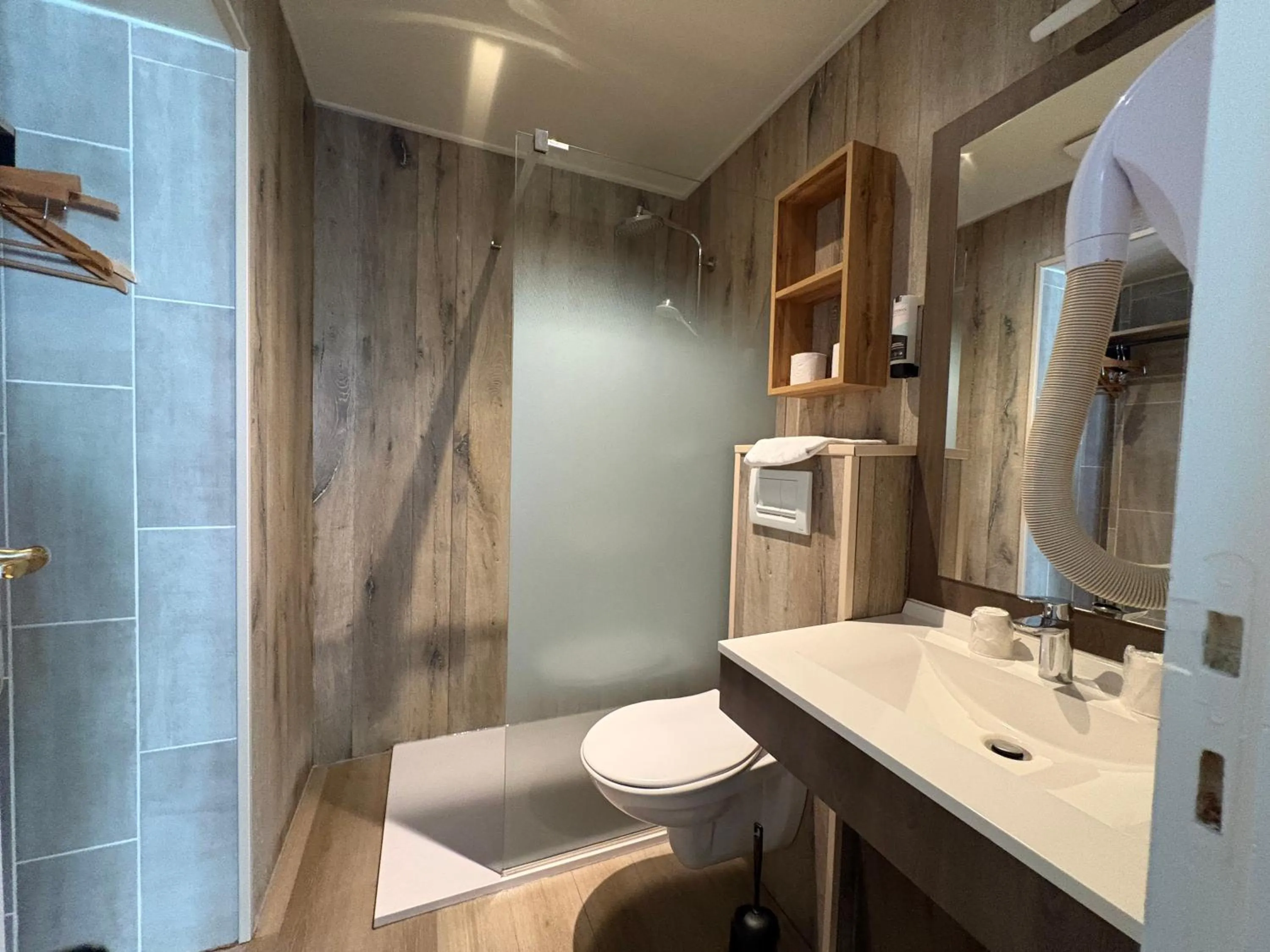 Logis Hôtel- Restaurant Le Relais Guillaume de Normandy-PARKING GRATUIT-Bornes électriques-VUE BAIE TERRASSE-Calme