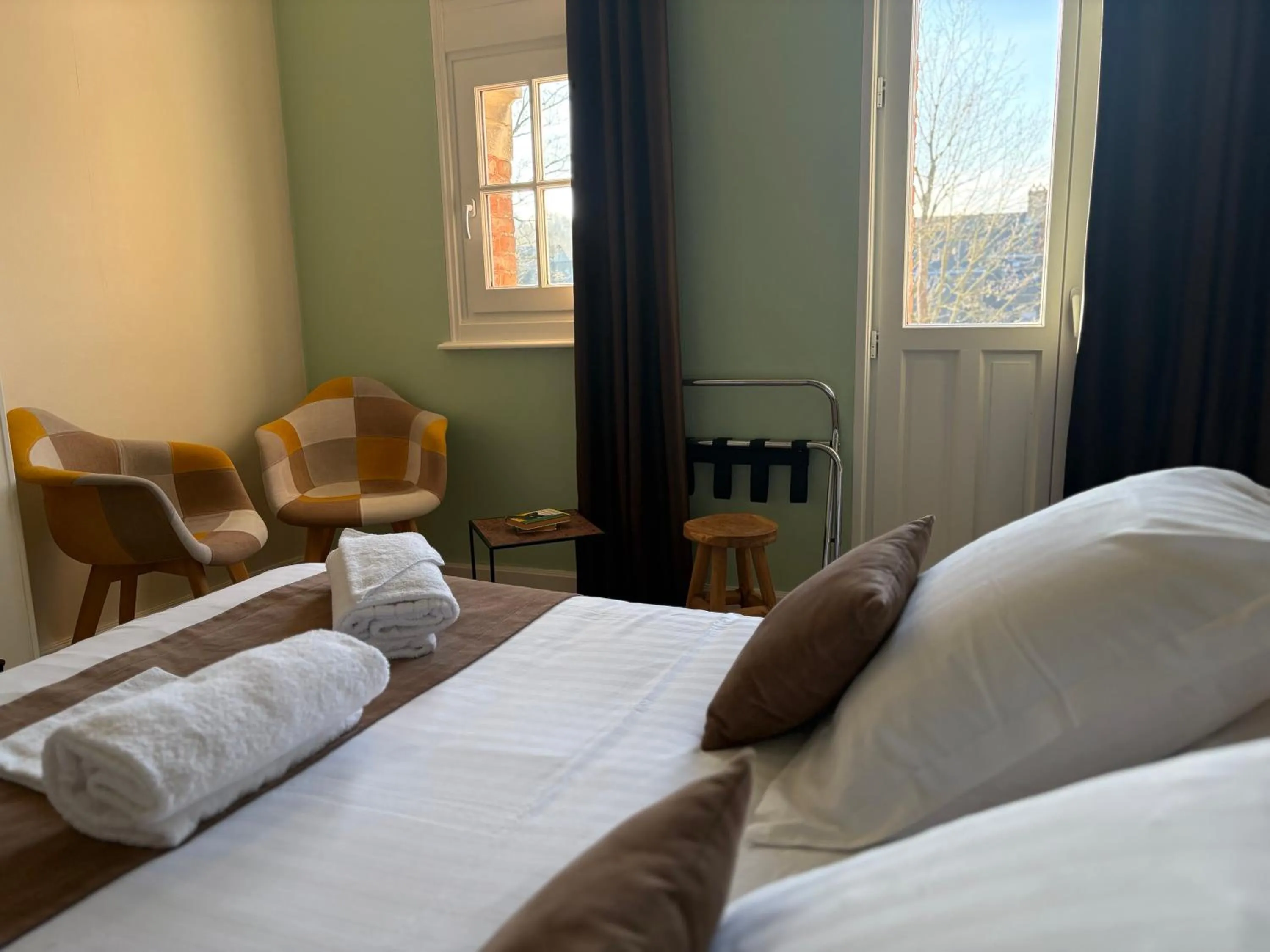 Bed in Logis Hôtel- Restaurant Le Relais Guillaume de Normandy-PARKING GRATUIT-Bornes électriques-VUE BAIE TERRASSE-Calme