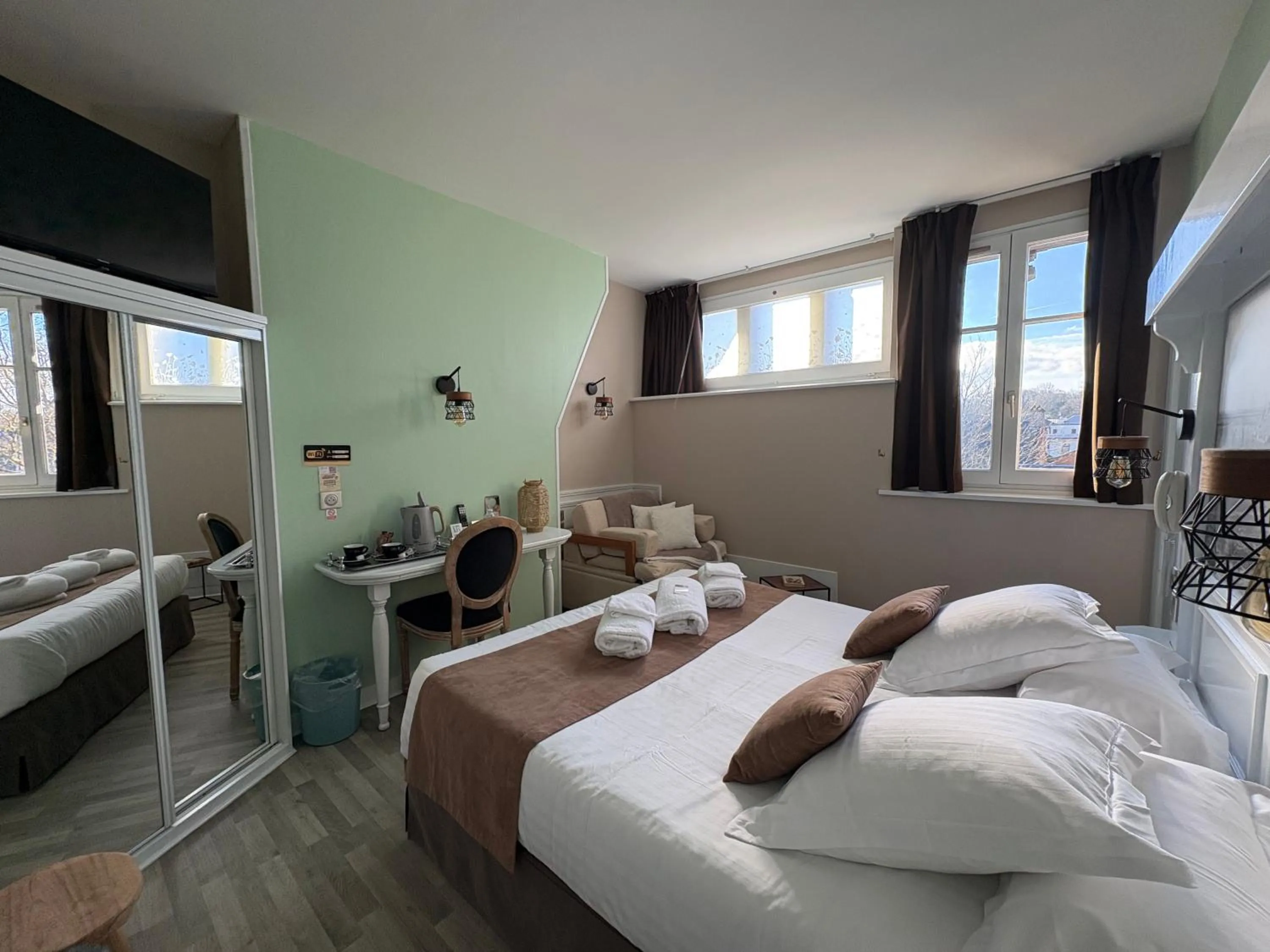 Bed in Logis Hôtel- Restaurant Le Relais Guillaume de Normandy-PARKING GRATUIT-Bornes électriques-VUE BAIE TERRASSE-Calme