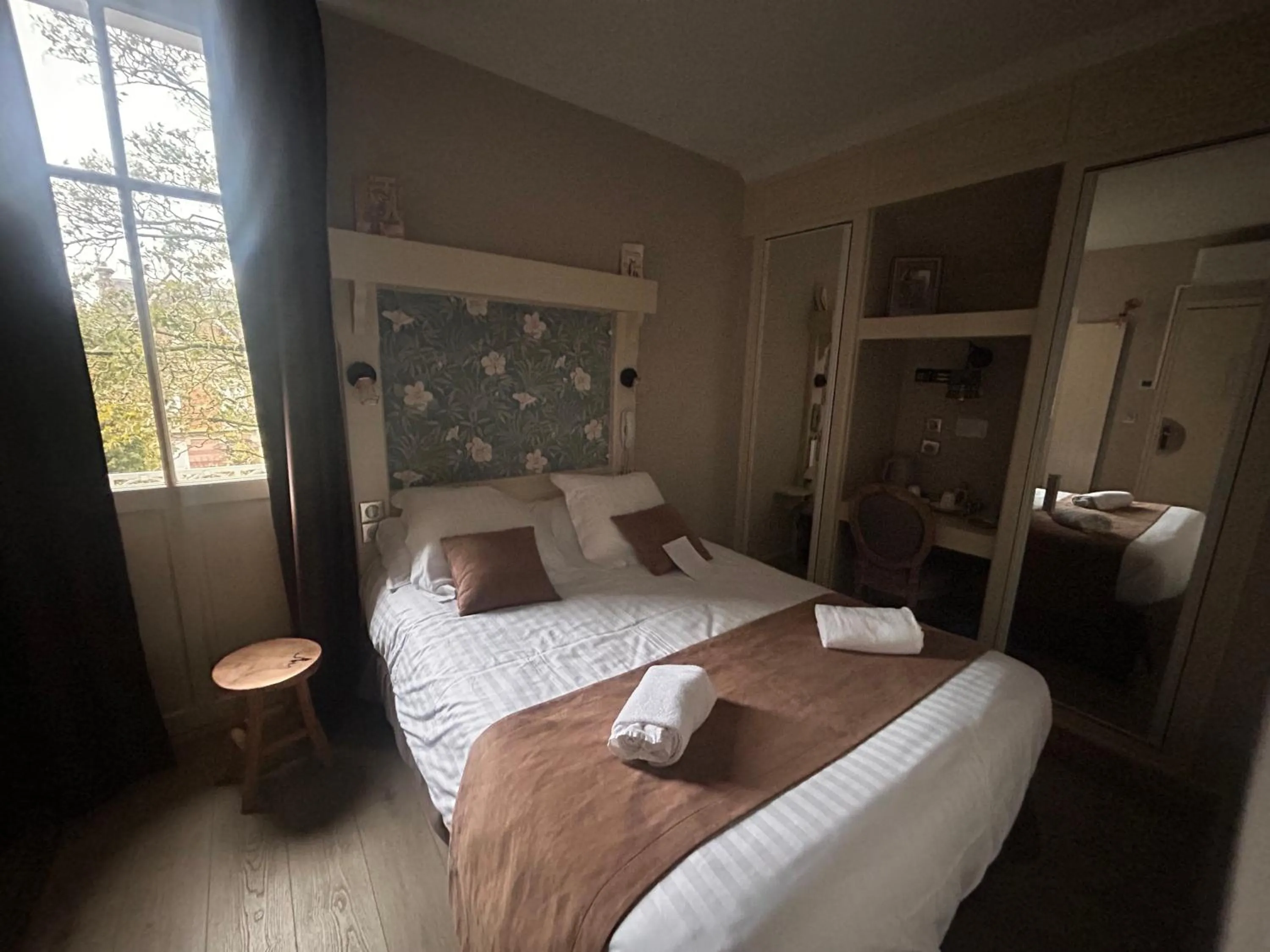 Bed in Logis Hôtel- Restaurant Le Relais Guillaume de Normandy