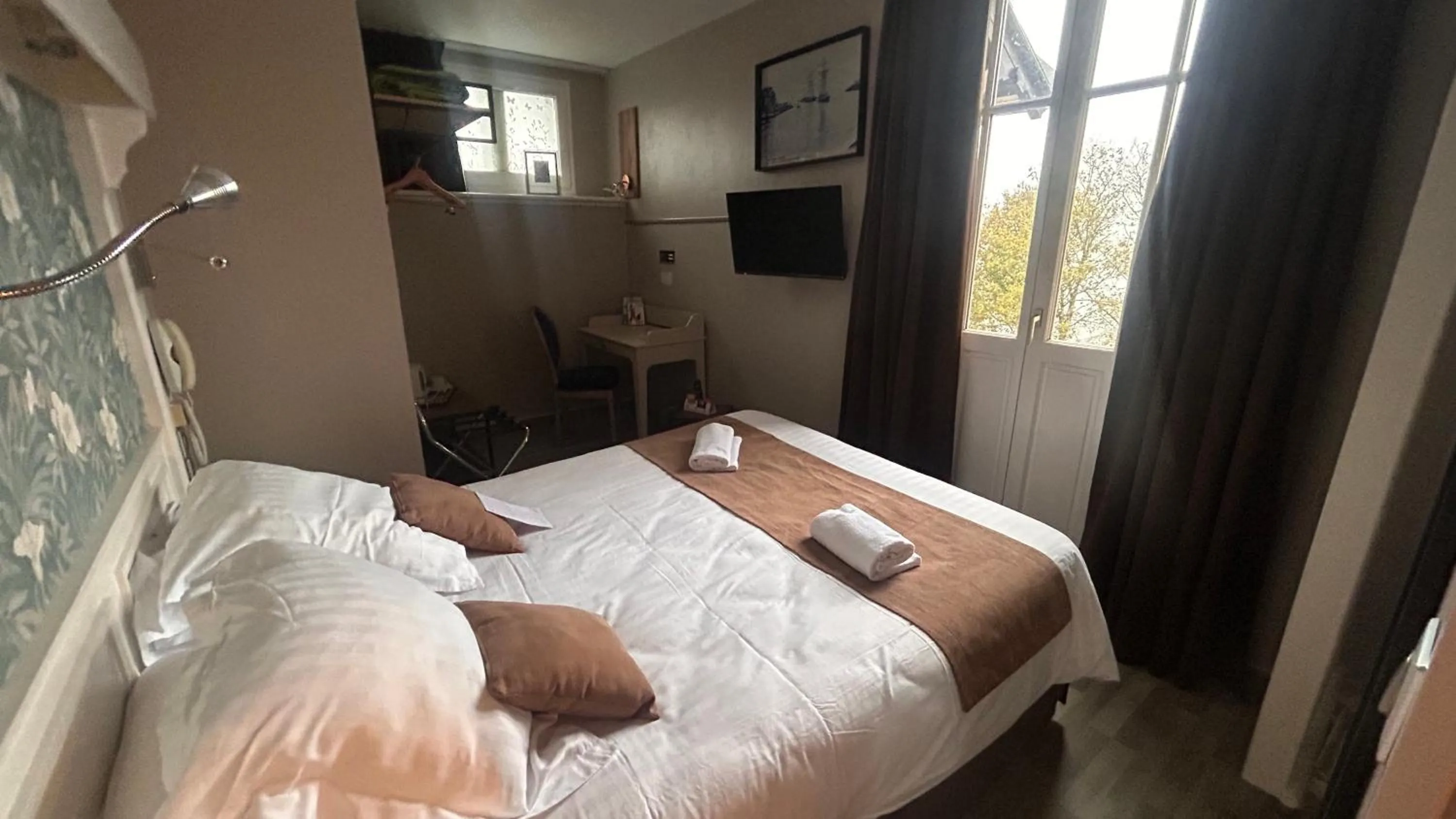 Bed in Logis Hôtel- Restaurant Le Relais Guillaume de Normandy