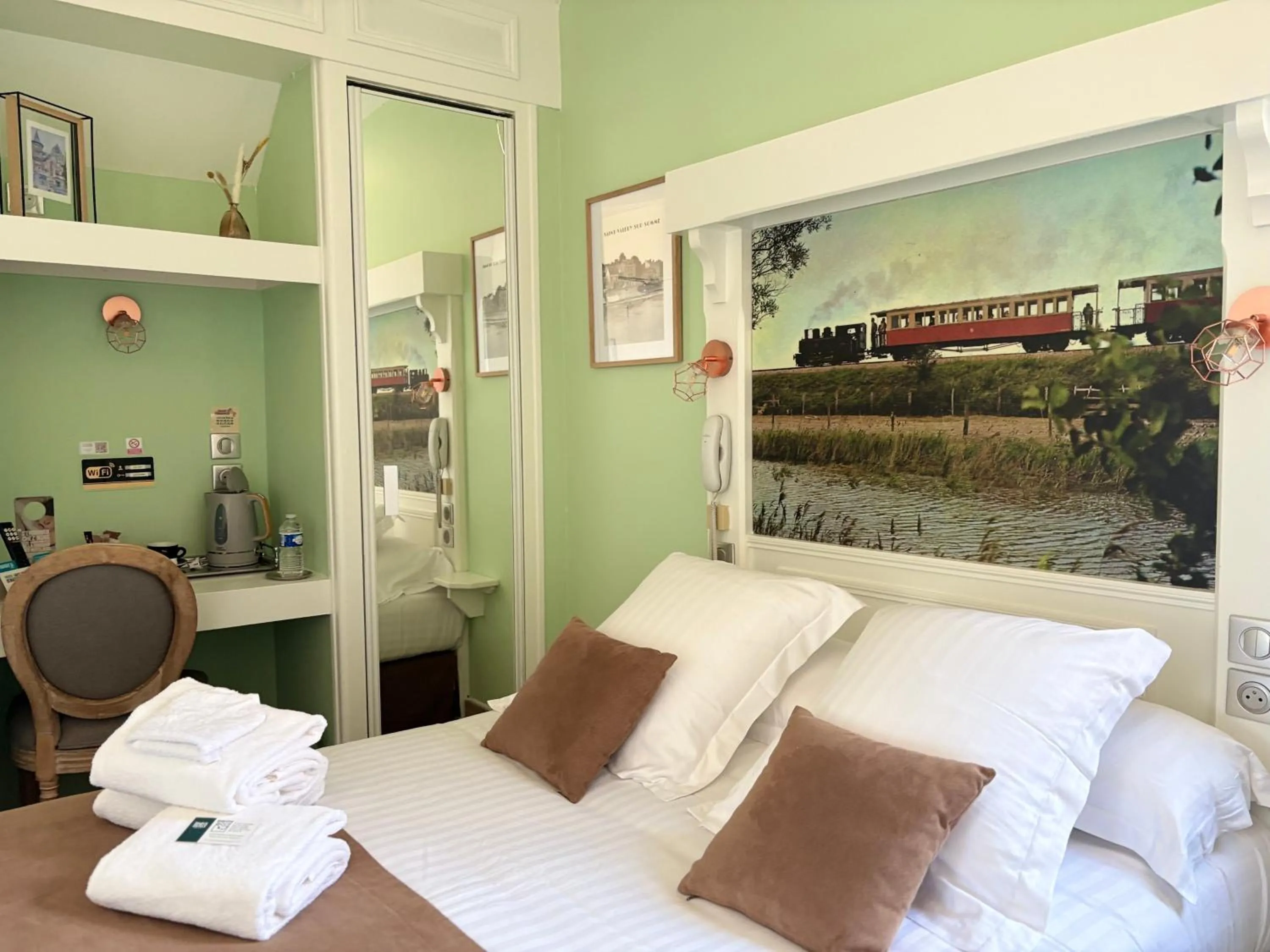 Bed in Logis Hôtel- Restaurant Le Relais Guillaume de Normandy-PARKING GRATUIT-Bornes électriques-VUE BAIE TERRASSE-Calme