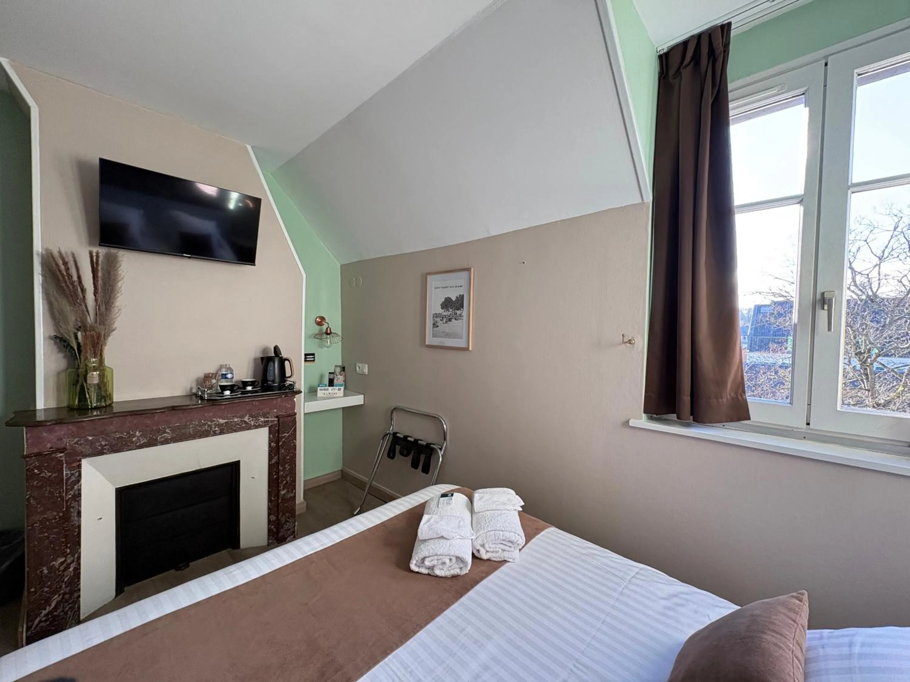 Bed in Logis Hôtel- Restaurant Le Relais Guillaume de Normandy-PARKING GRATUIT-Bornes électriques-VUE BAIE TERRASSE-Calme