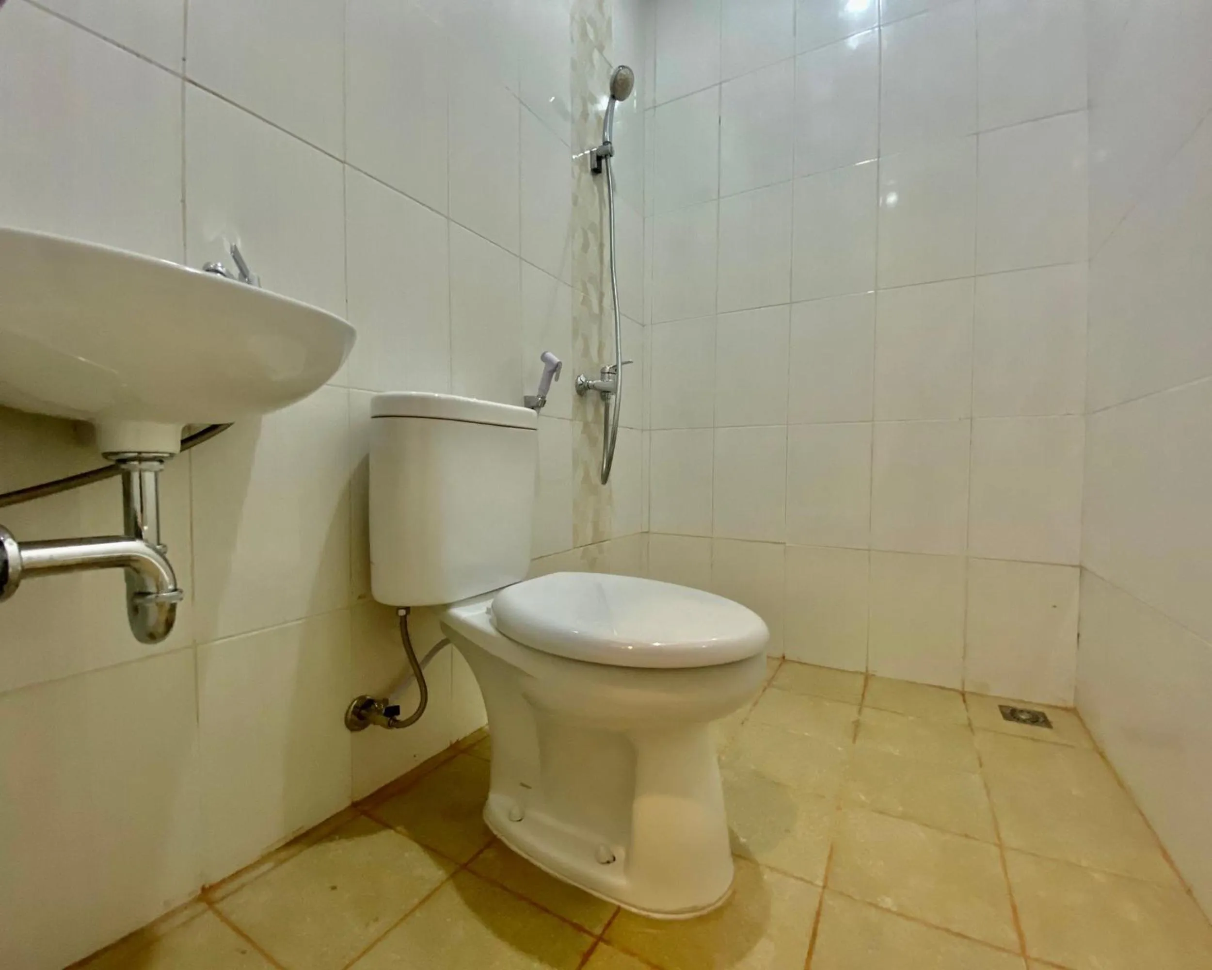 Bathroom in RedDoorz at Arkana Seturan Pakuwon Mall