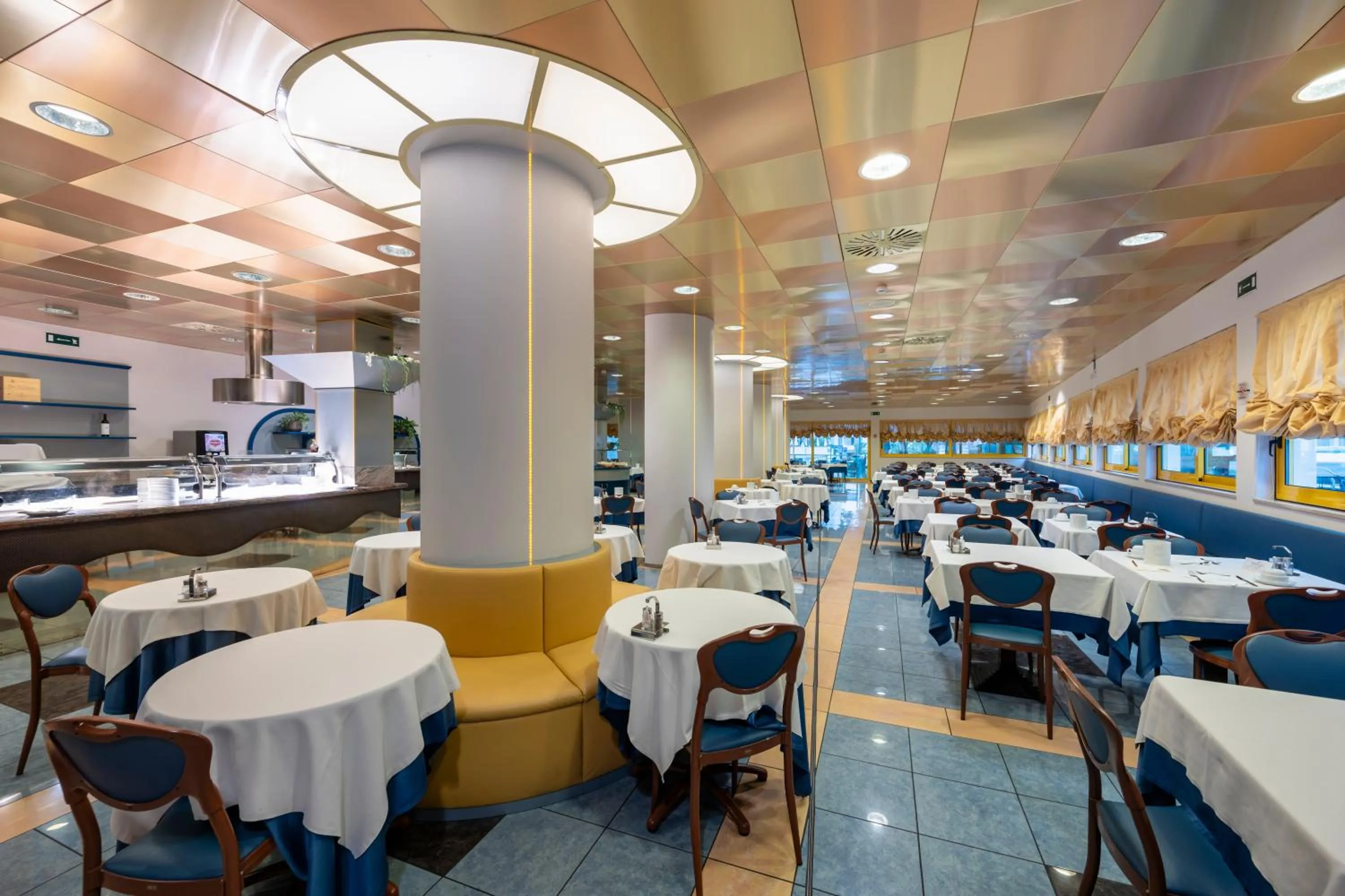 Restaurant/places to eat in Hotel Luna