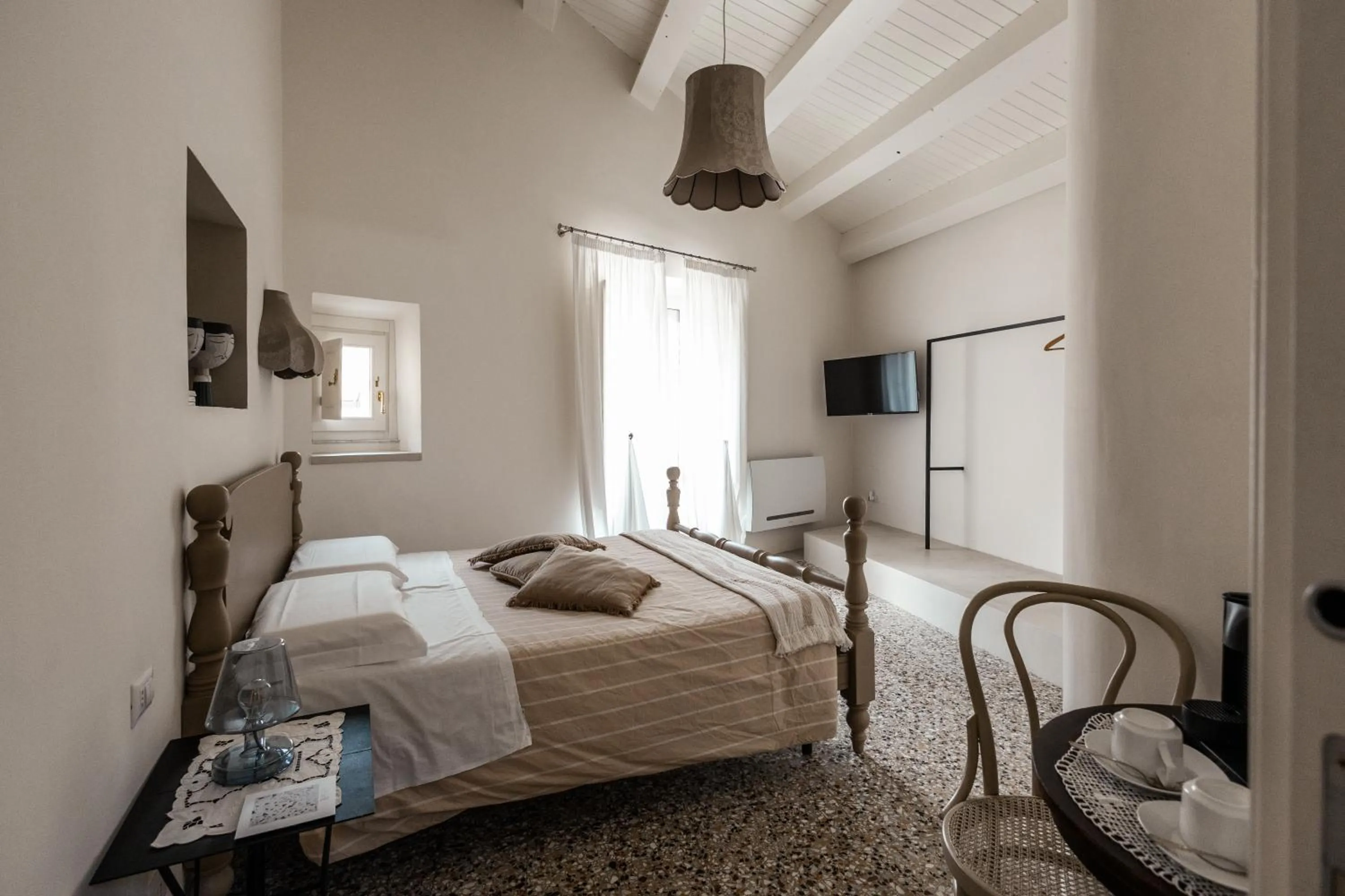 Photo of the whole room, Bed in Bianko EcoChic