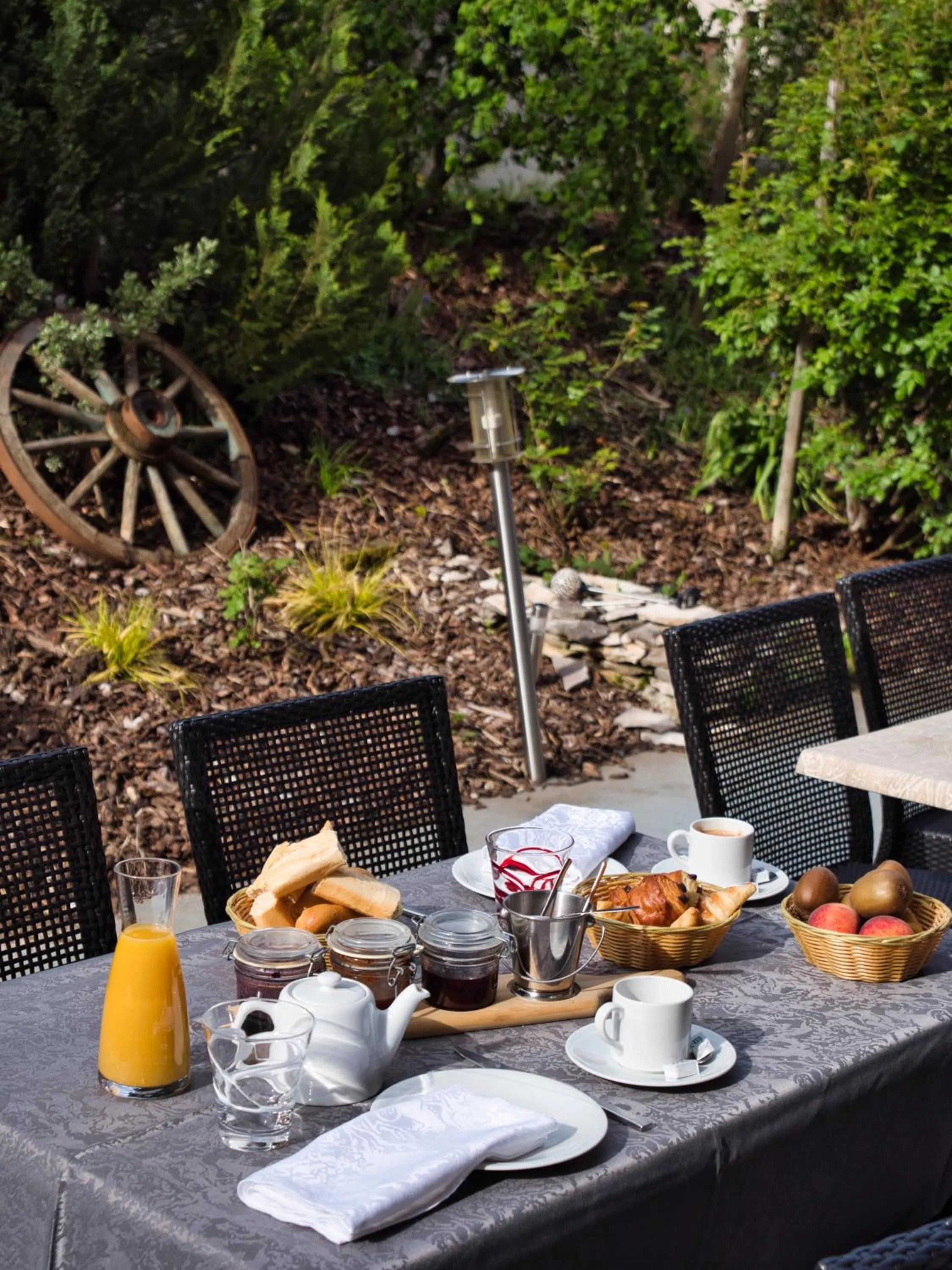 Breakfast in Le Champ des Lys