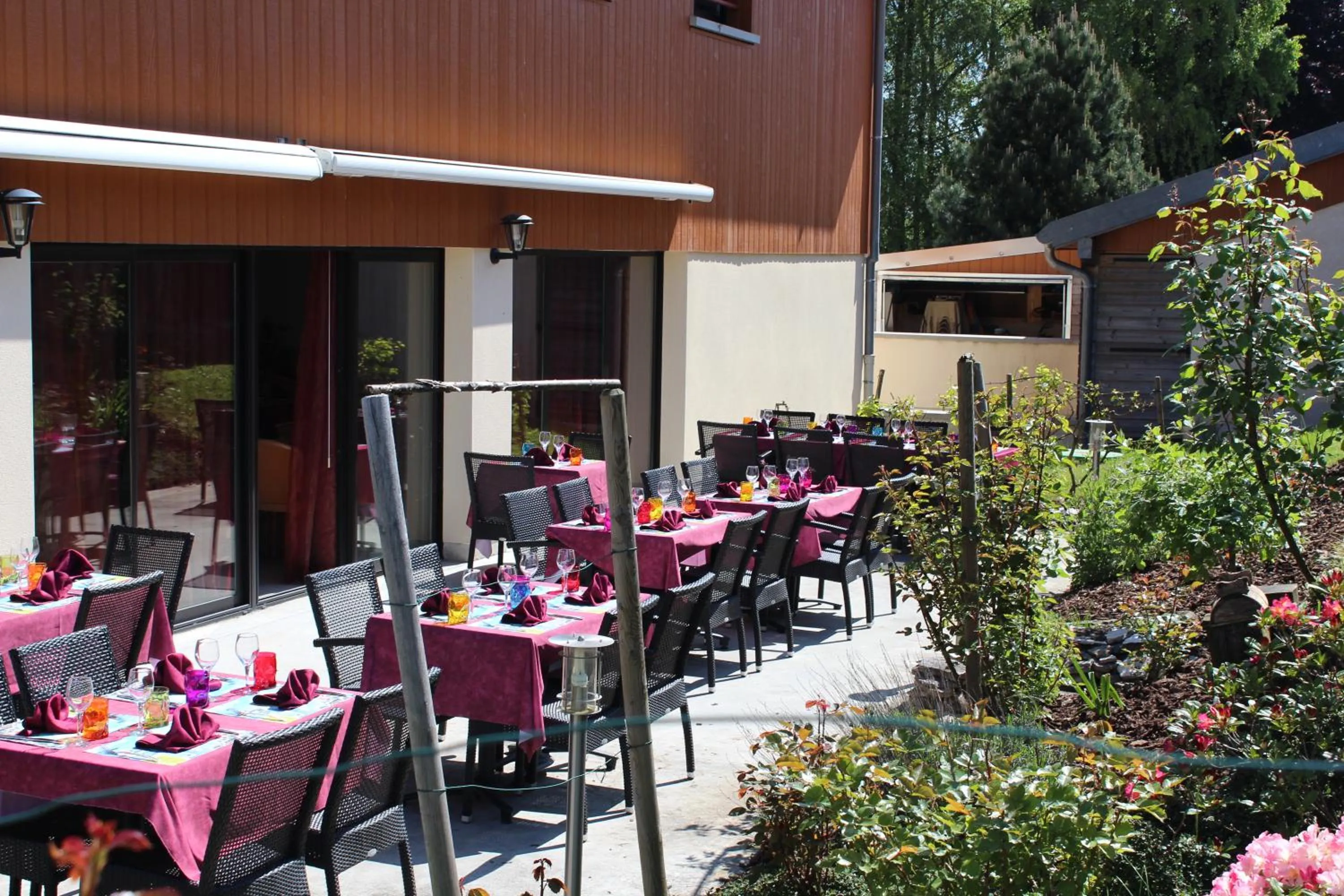 Restaurant/places to eat in Le Champ des Lys