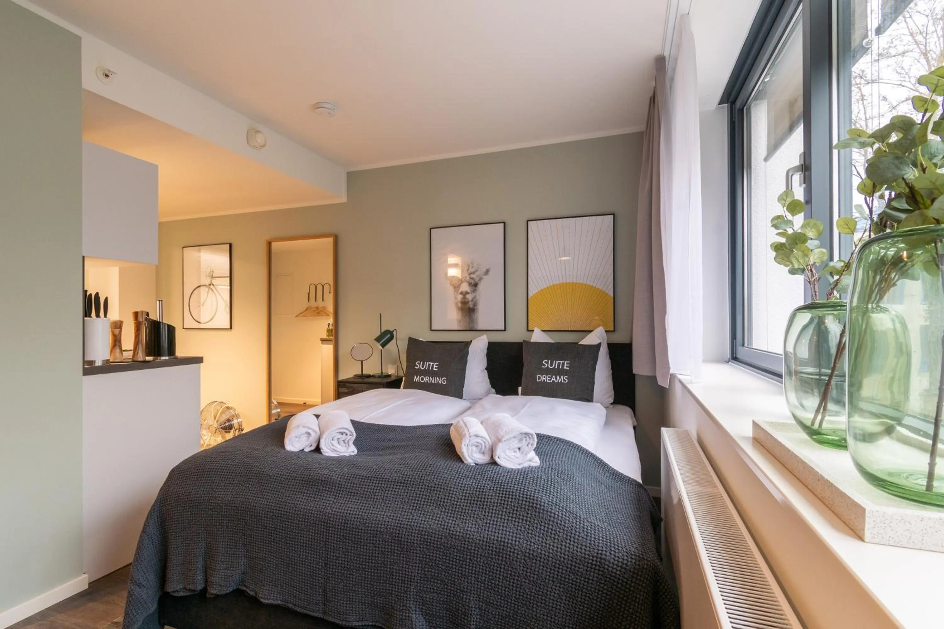 Photo of the whole room, Bed in Limehome München