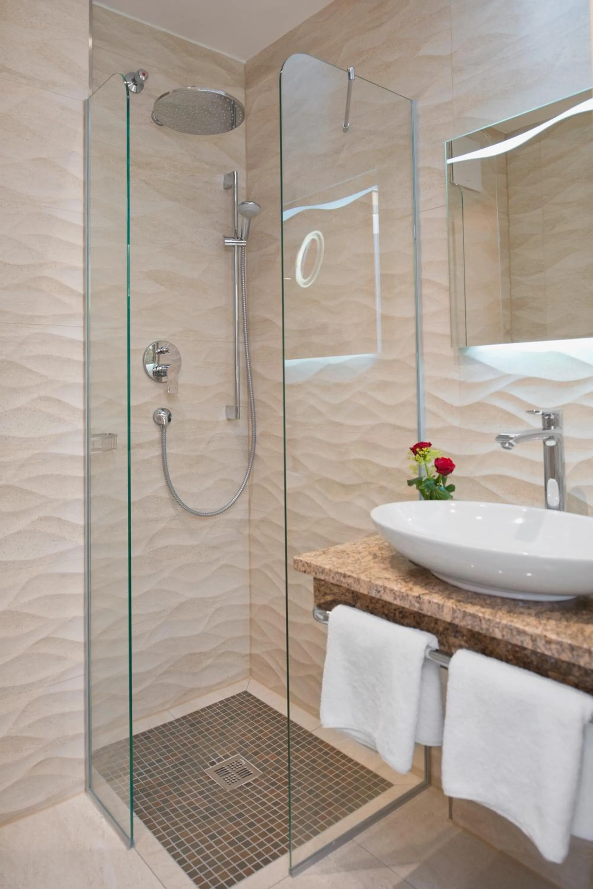 Shower in Hotel Marschall Duroc