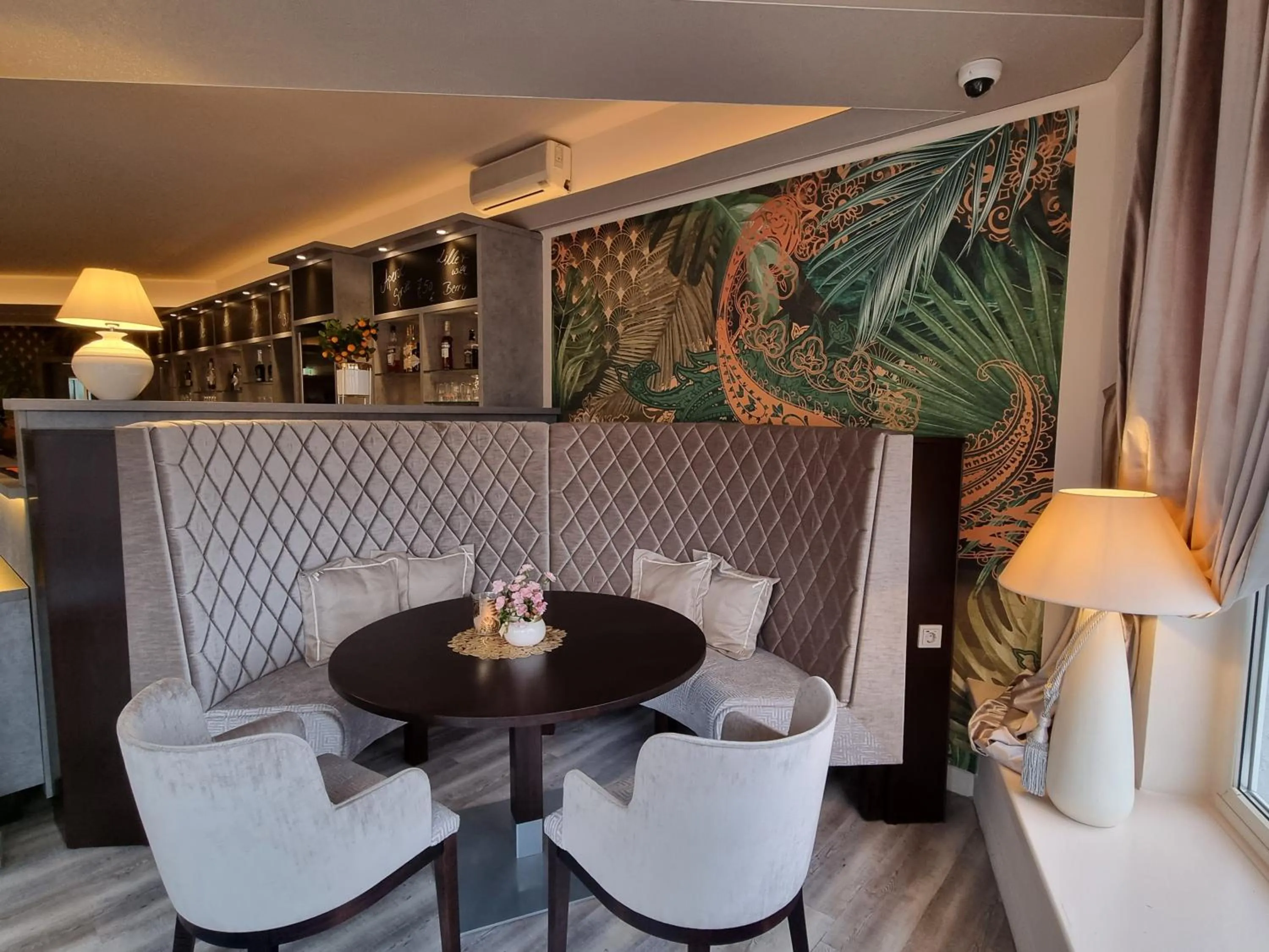 Restaurant/places to eat in Hotel Marschall Duroc