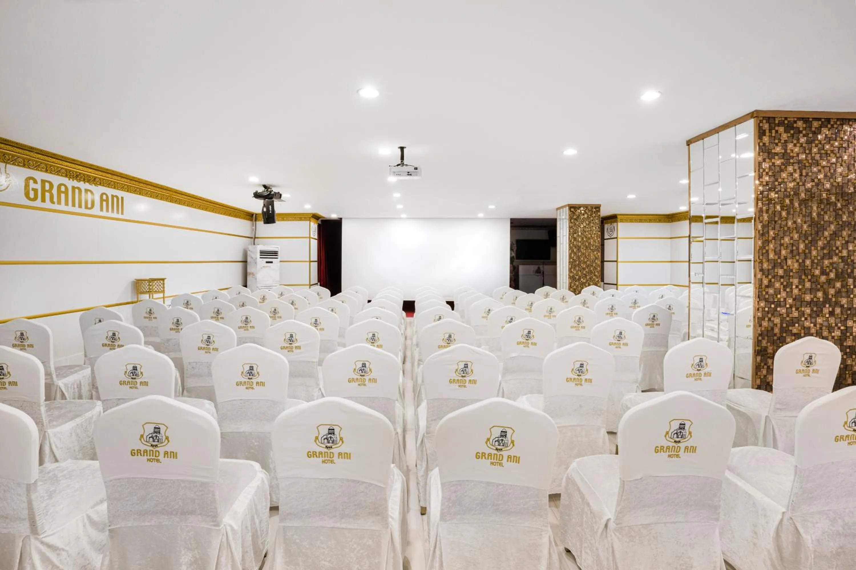 Restaurant/places to eat in GRAND ANİ HOTEL