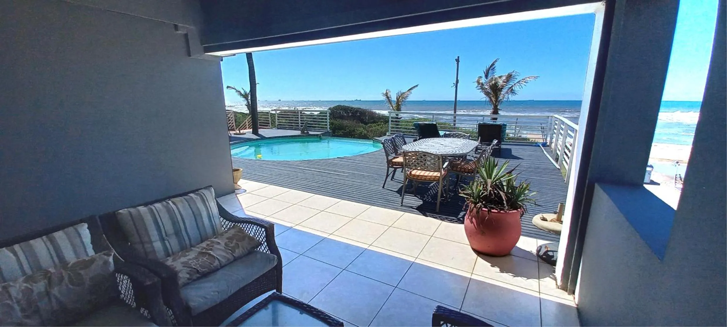 Swimming pool in Bentley on the Beach
