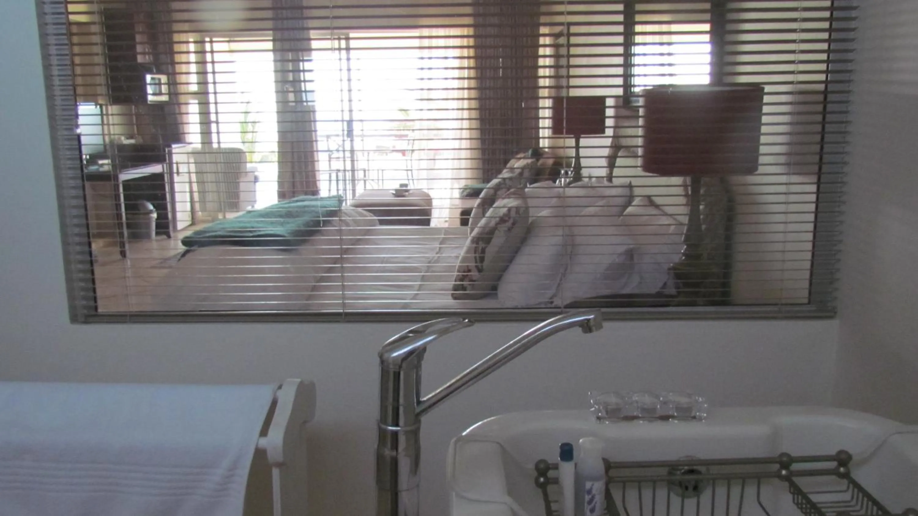 Bathroom, Bed in Bentley on the Beach