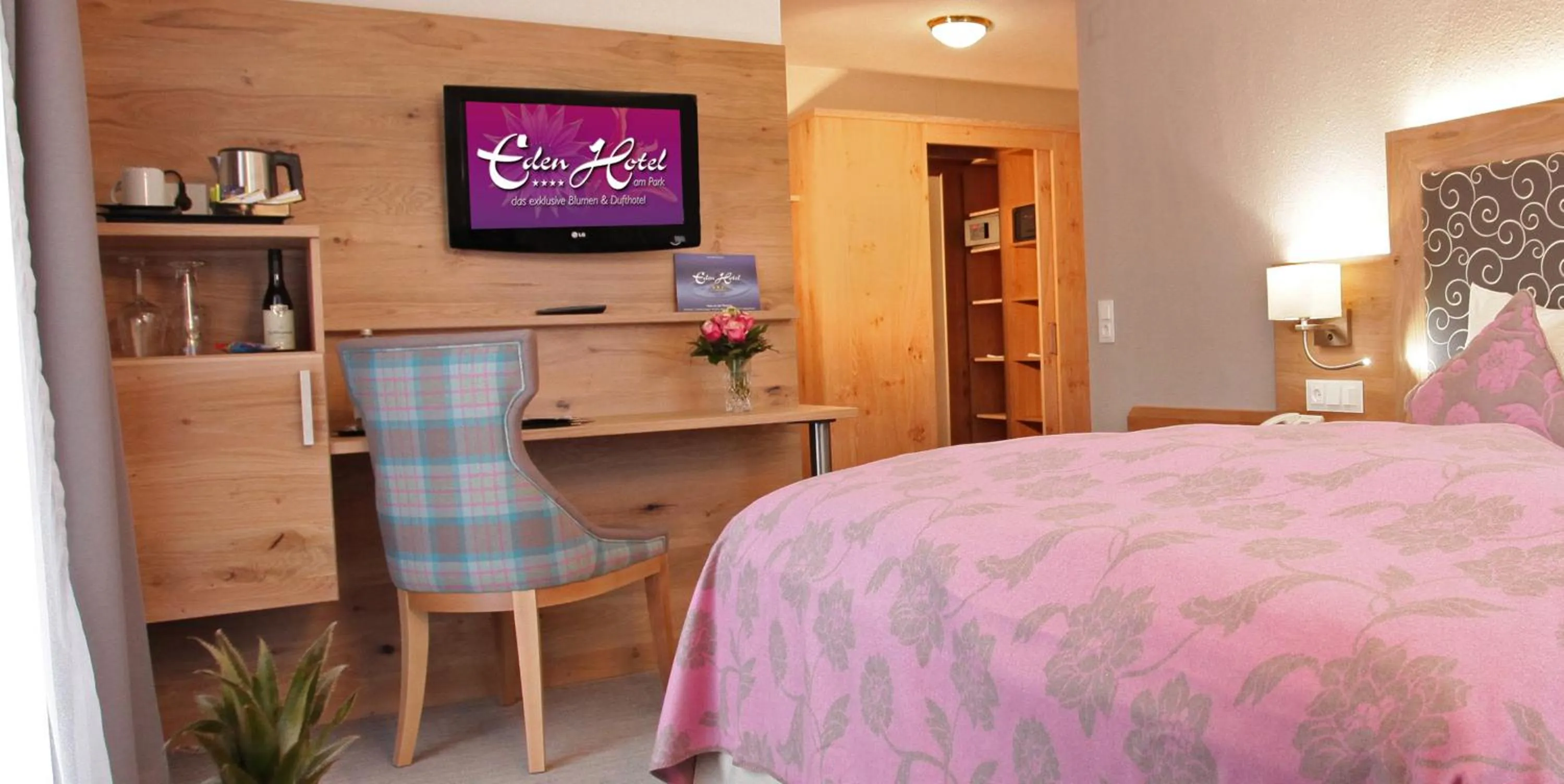 Bedroom, Bed in Eden Hotel