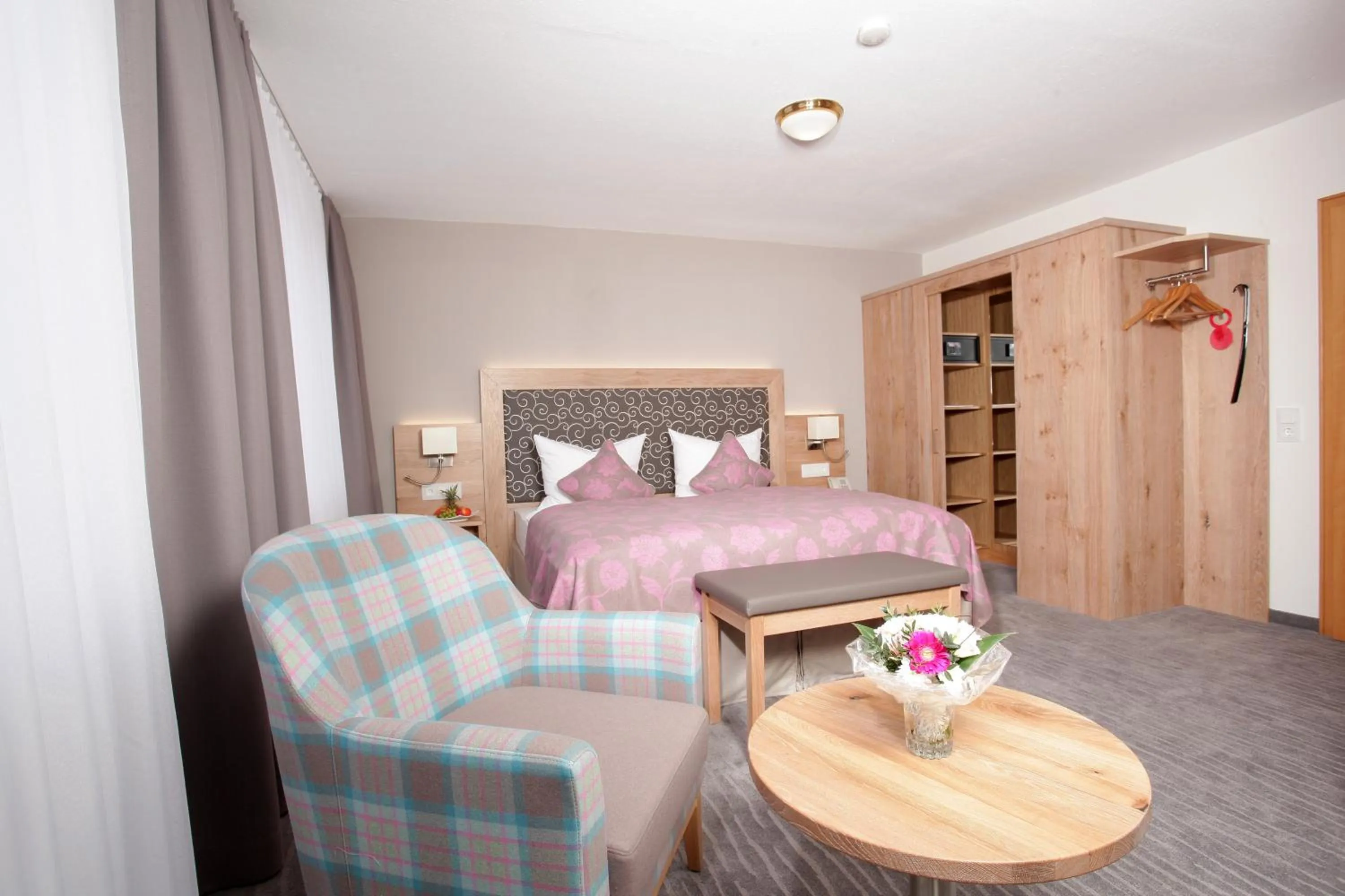 Bedroom, Bed in Eden Hotel