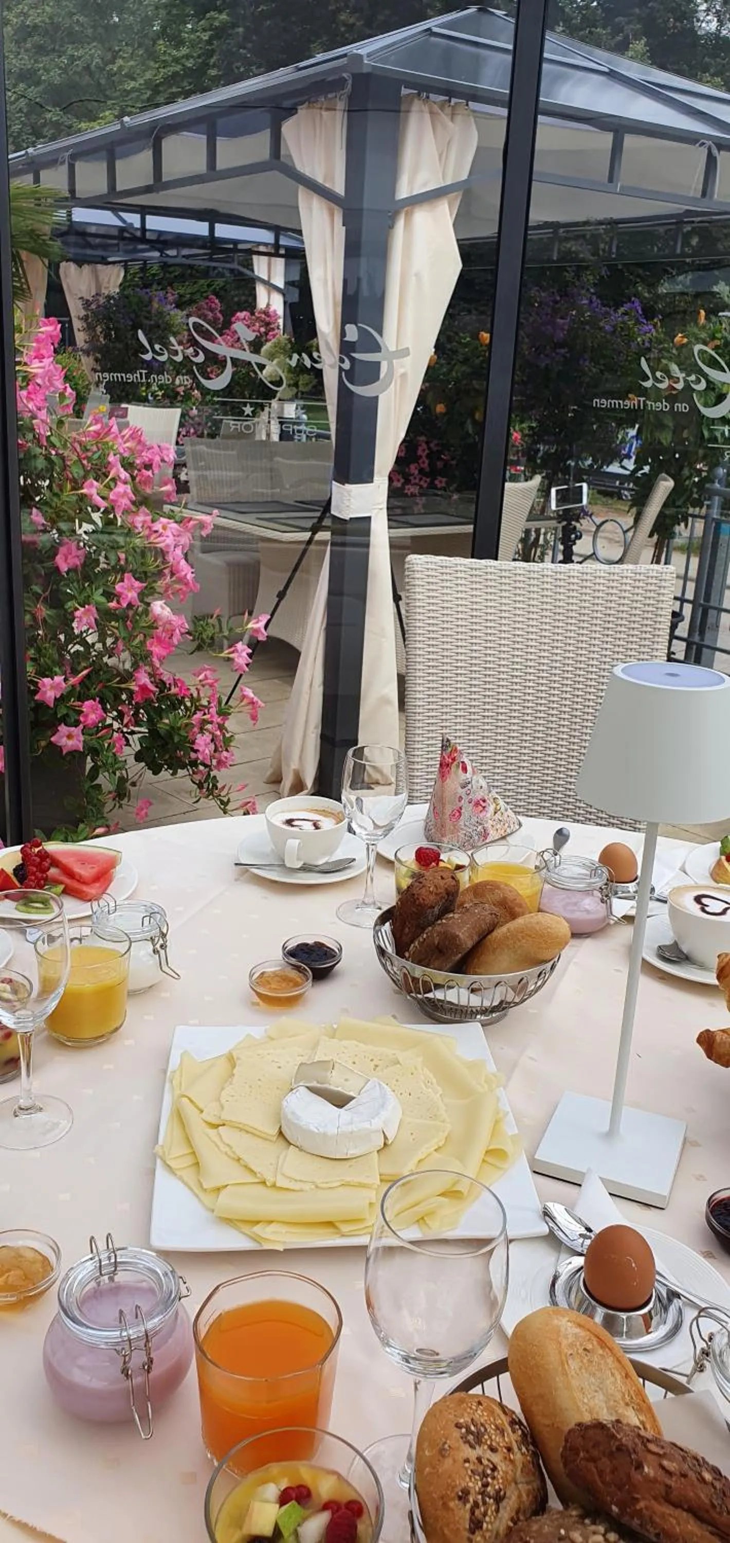 Breakfast in Eden Hotel