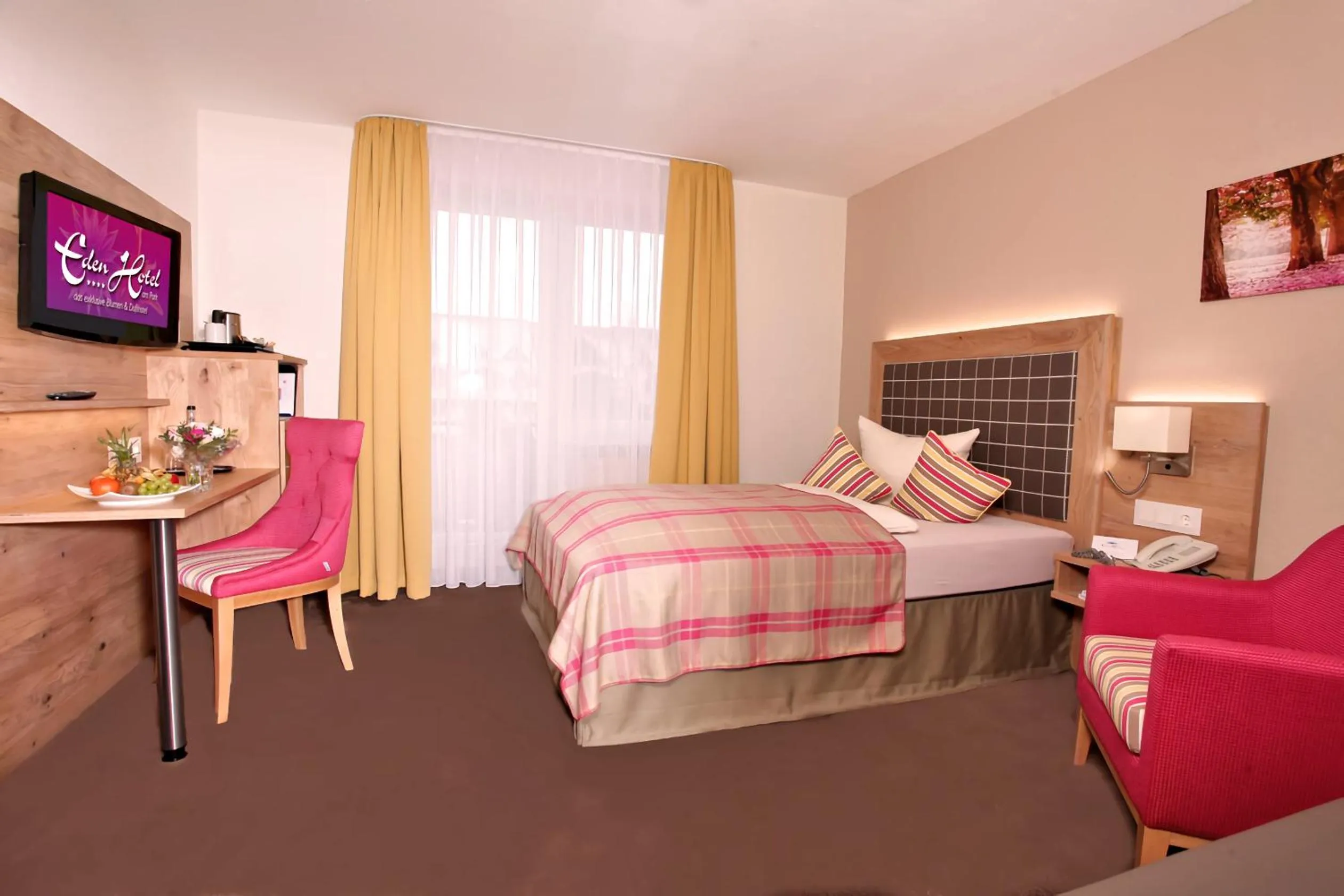 Bedroom, Bed in Eden Hotel