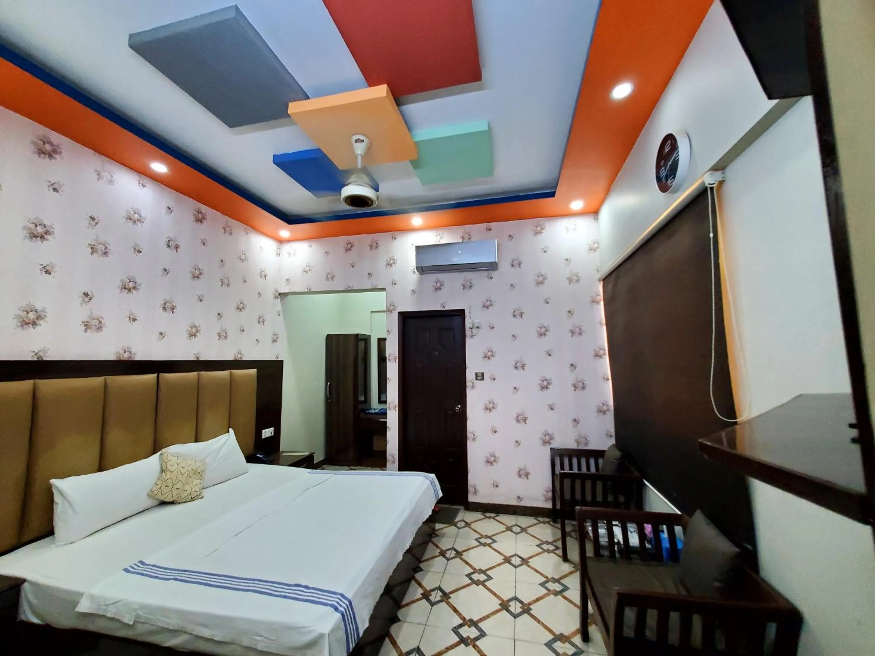 Bed in Diplomat Inn Hotel