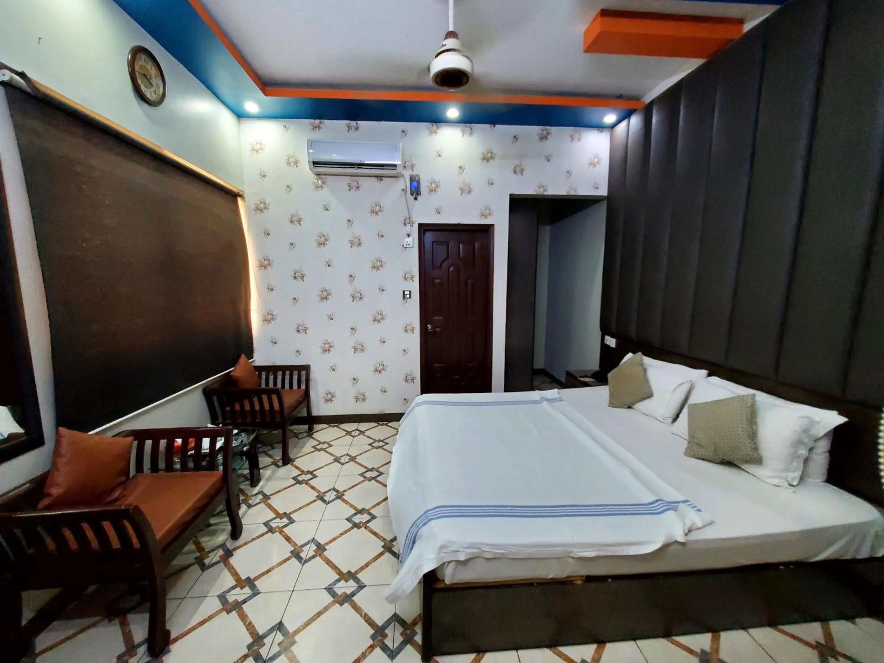 Bed in Diplomat Inn Hotel