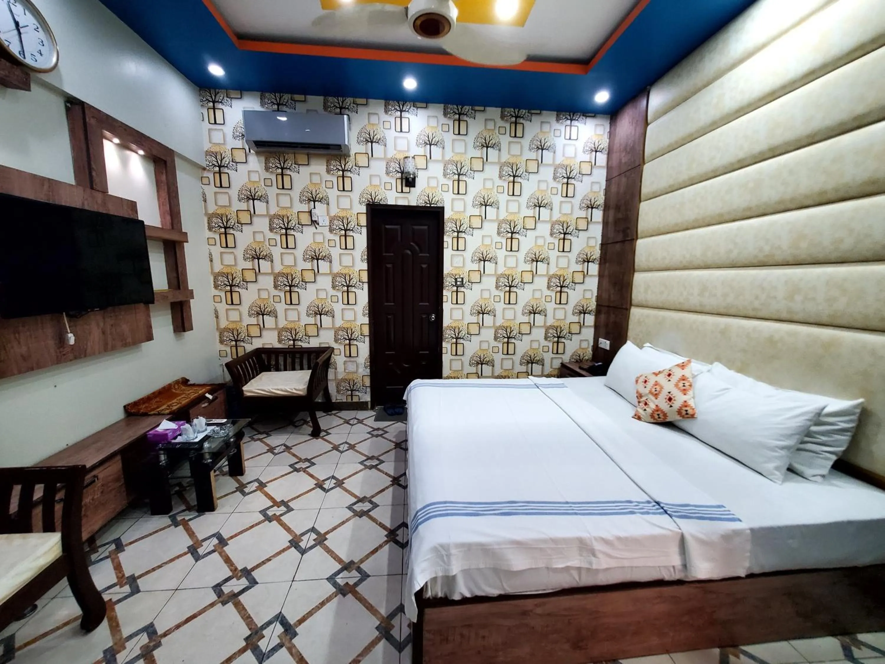 Bed in Diplomat Inn Hotel