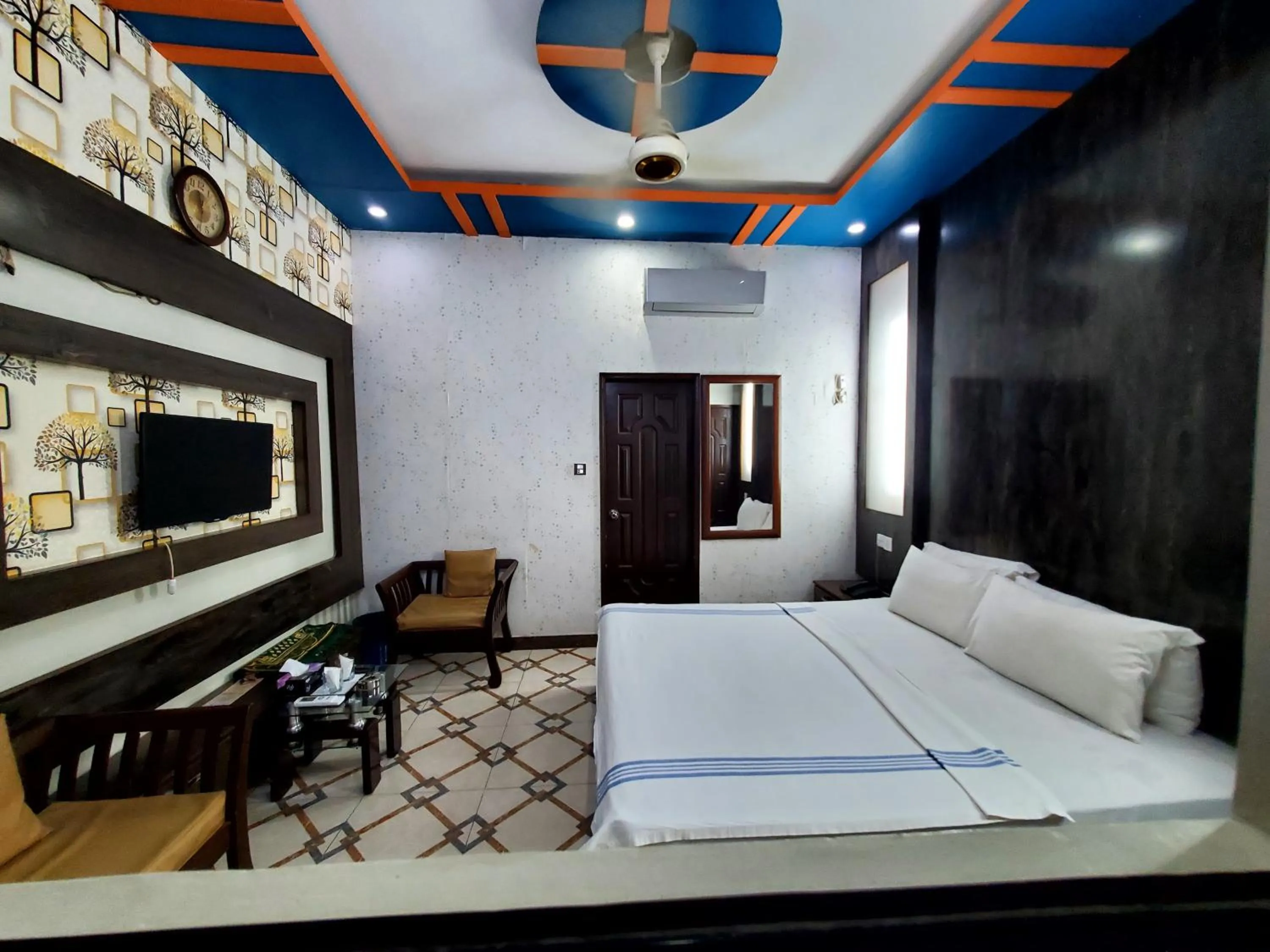 Bed in Diplomat Inn Hotel