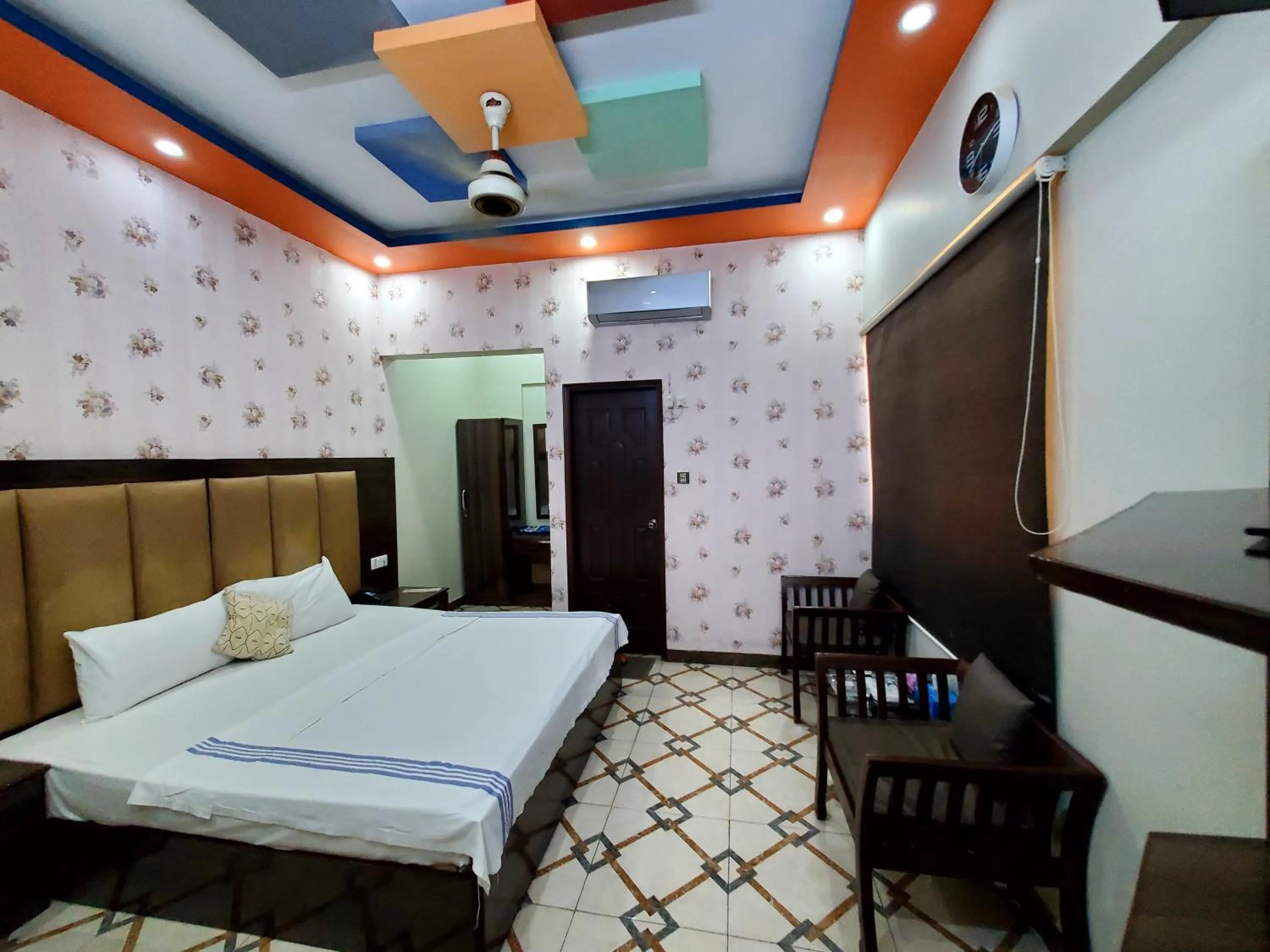 Bed in Diplomat Inn Hotel