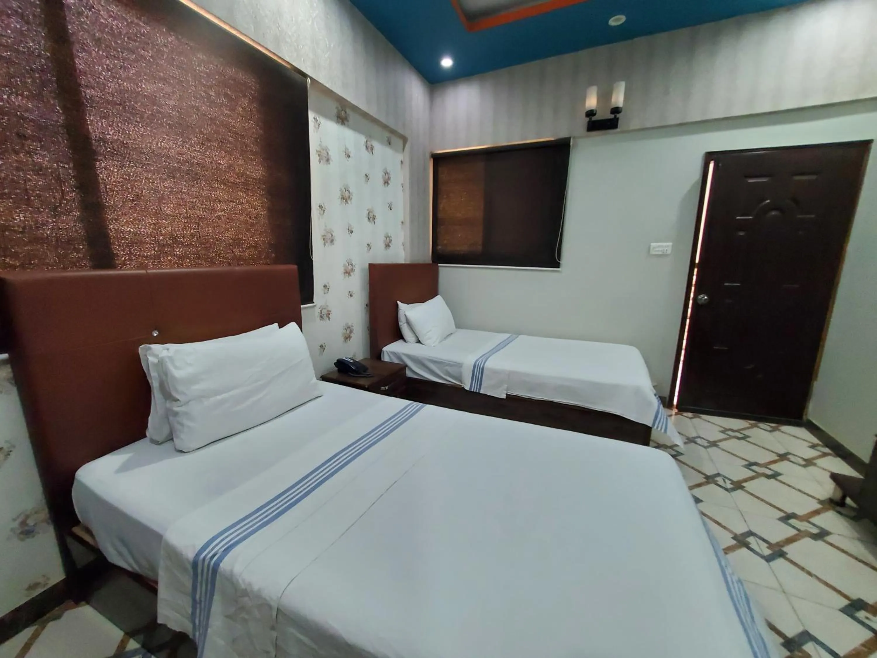 Bed in Diplomat Inn Hotel