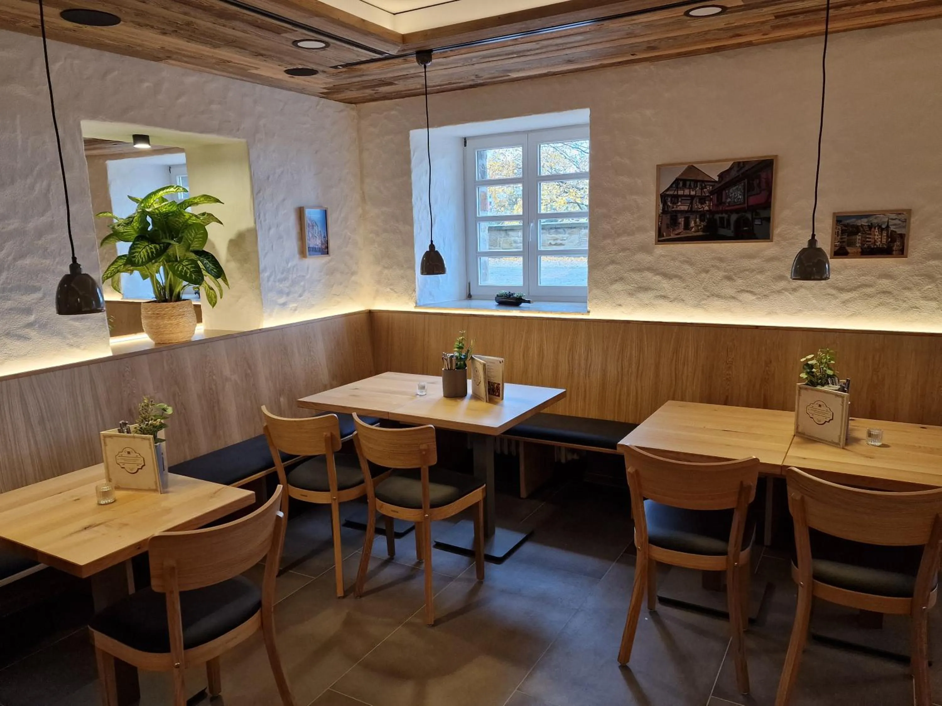 Restaurant/places to eat in Kardinal Schulte Haus