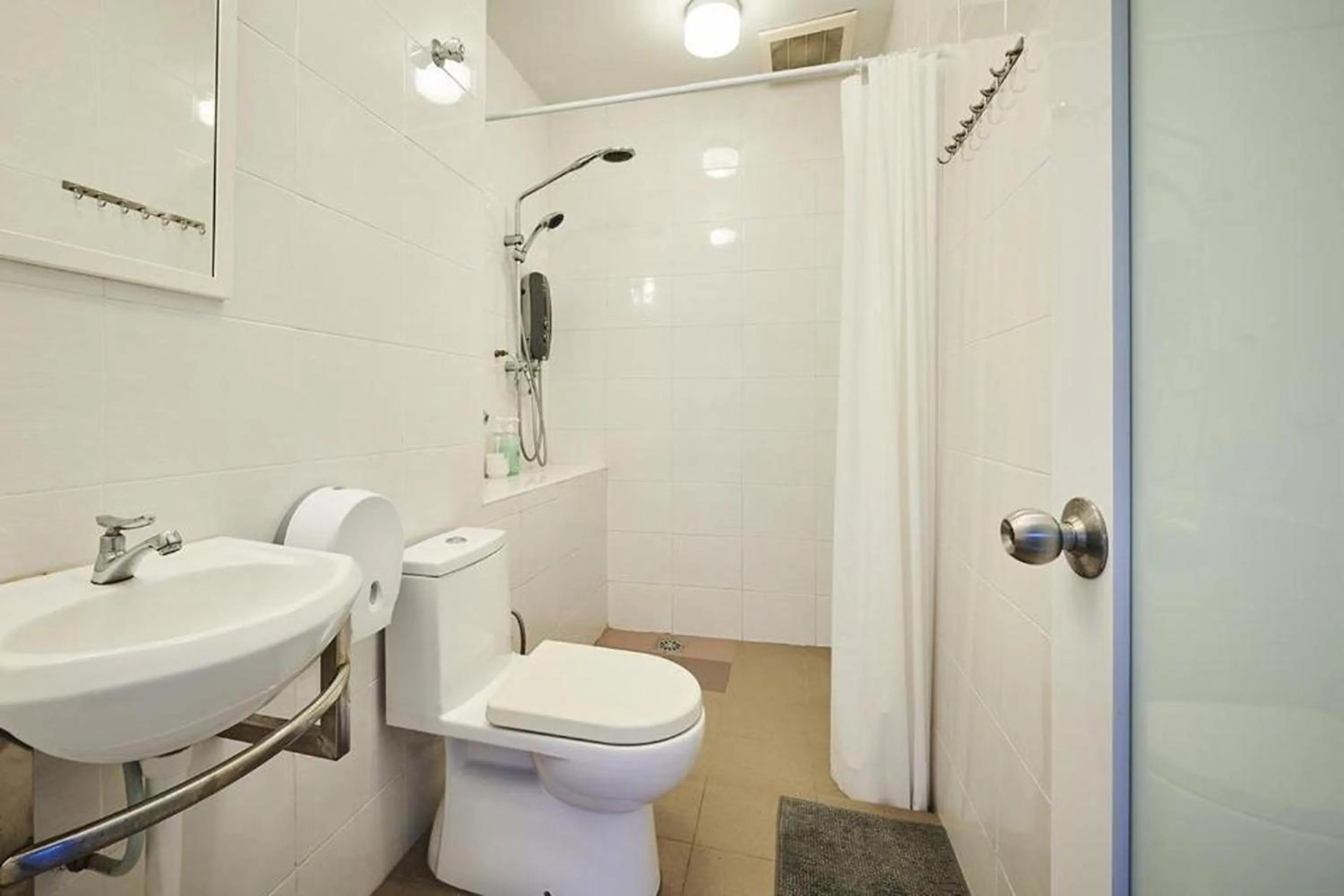 Bathroom in Sleepy Nomad Hostel