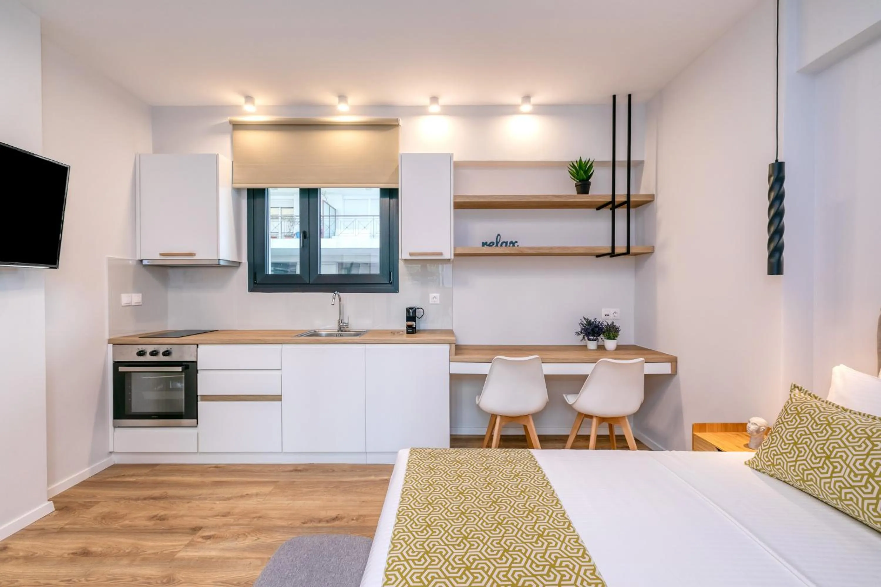 Photo of the whole room, Bed in δ193