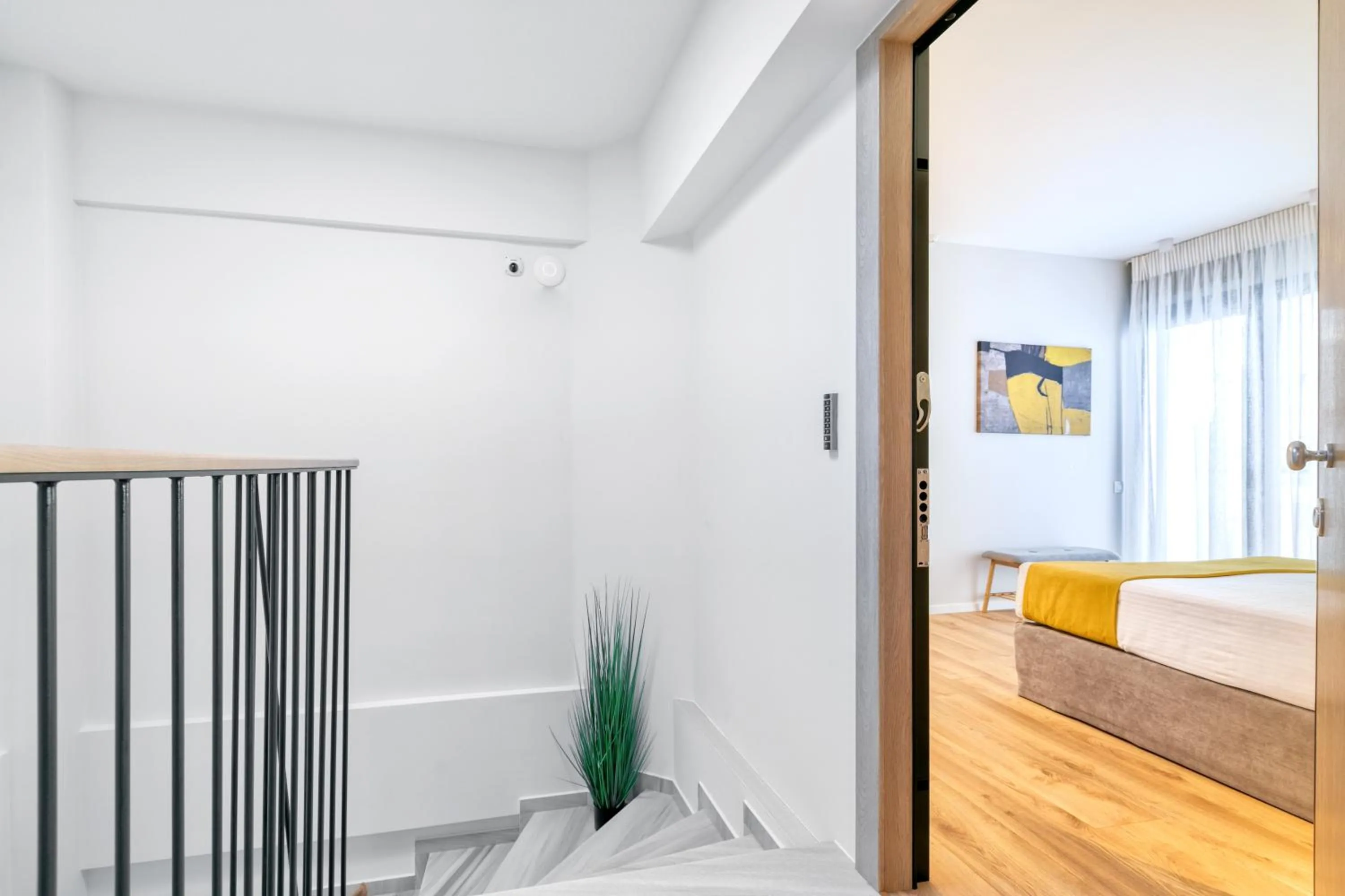 Photo of the whole room, Bed in δ193