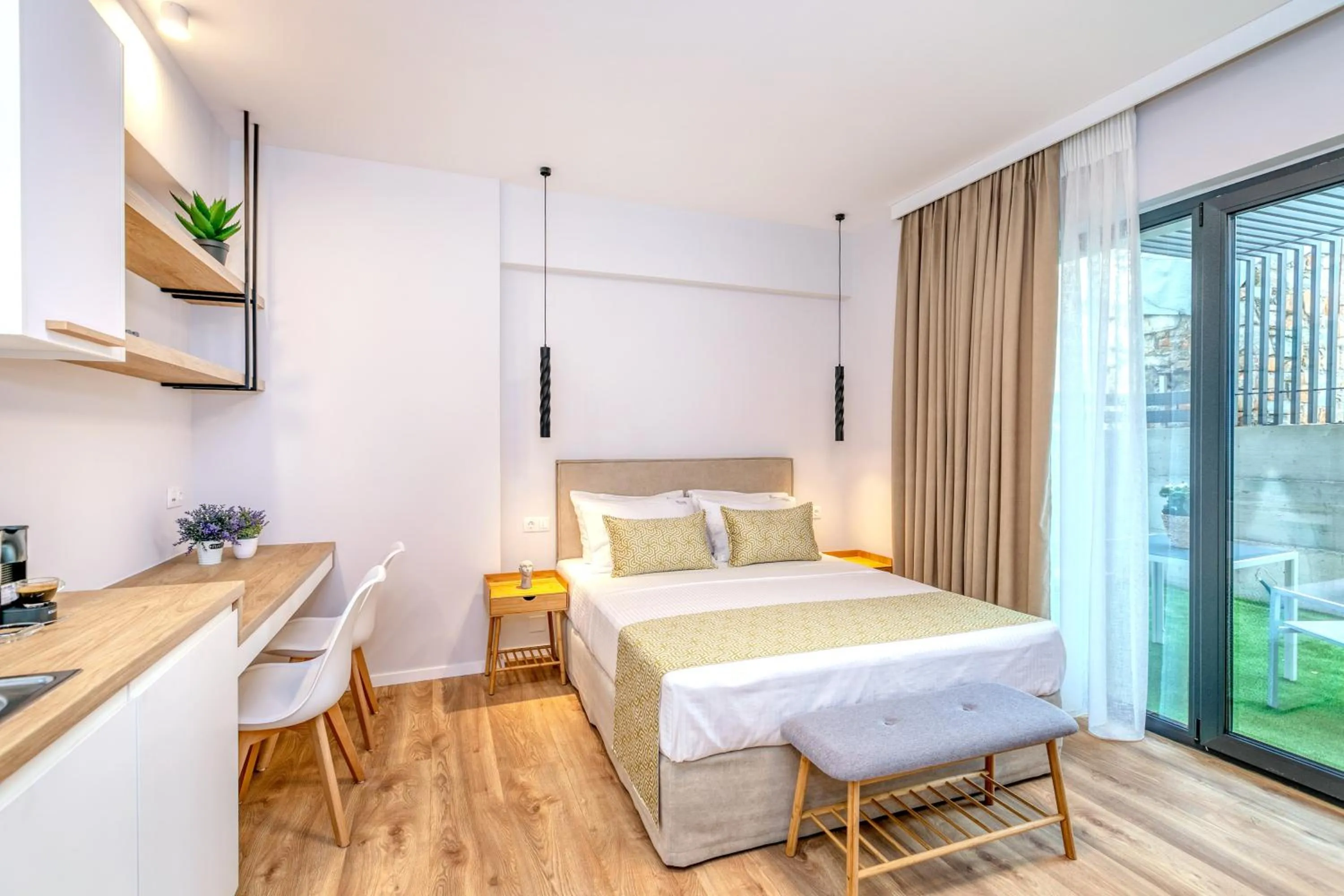 Photo of the whole room, Bed in δ193