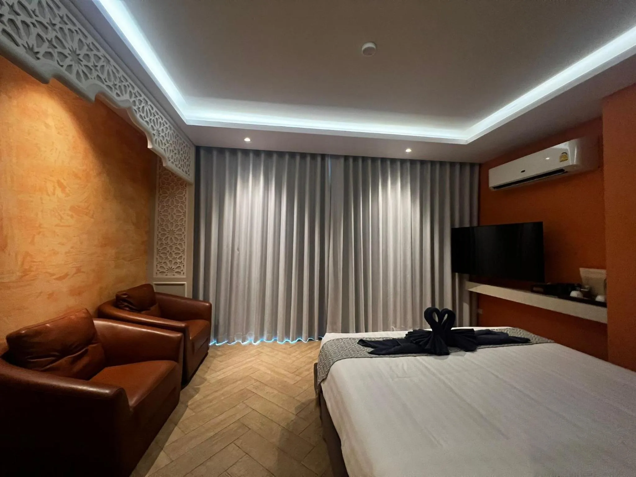 Communal lounge/ TV room, Bed in Le Maroc Hotel Patong