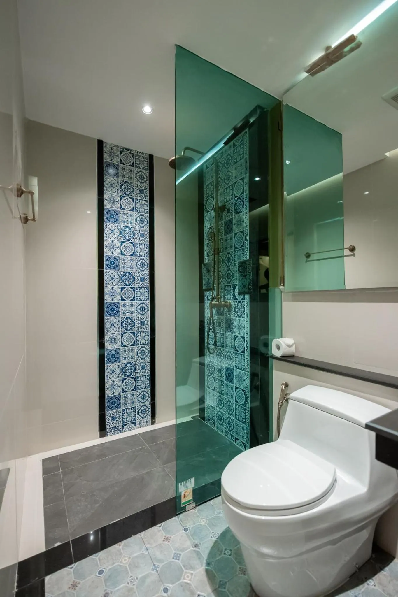 Shower in Le Maroc Hotel Patong