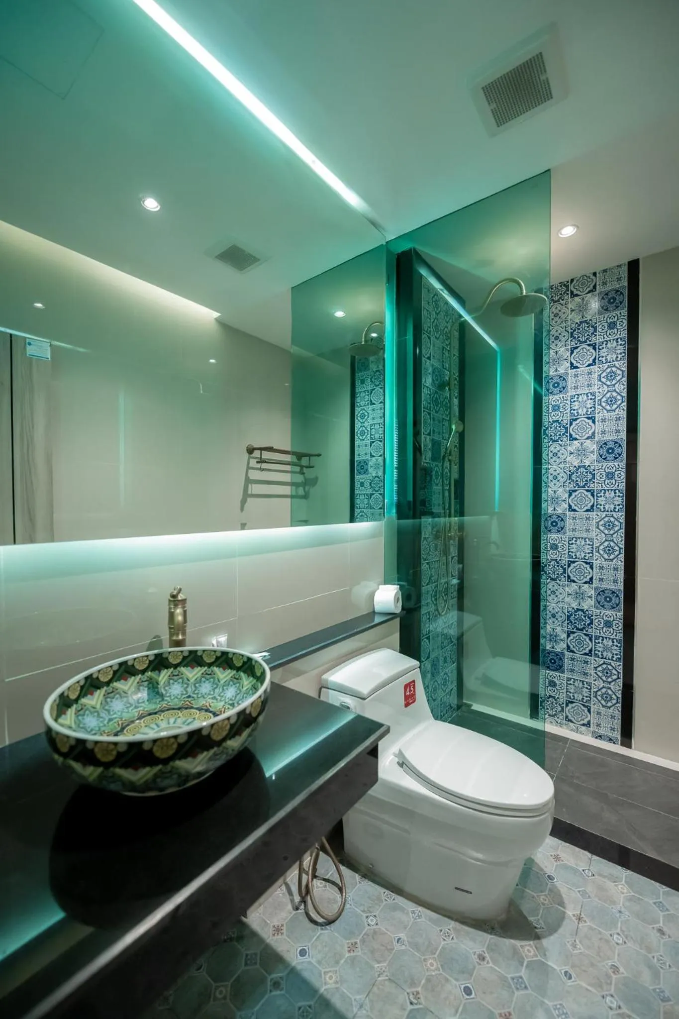 Shower in Le Maroc Hotel Patong